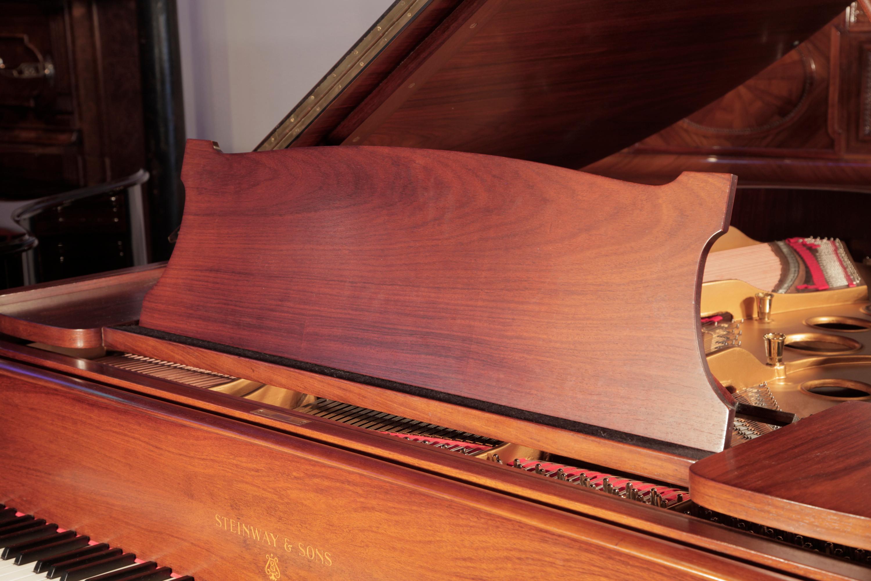 Restauriertes Steinway Modell O Großes Klavier, Spatenbeine aus poliertem Nussbaumholz (Deutsch) im Angebot