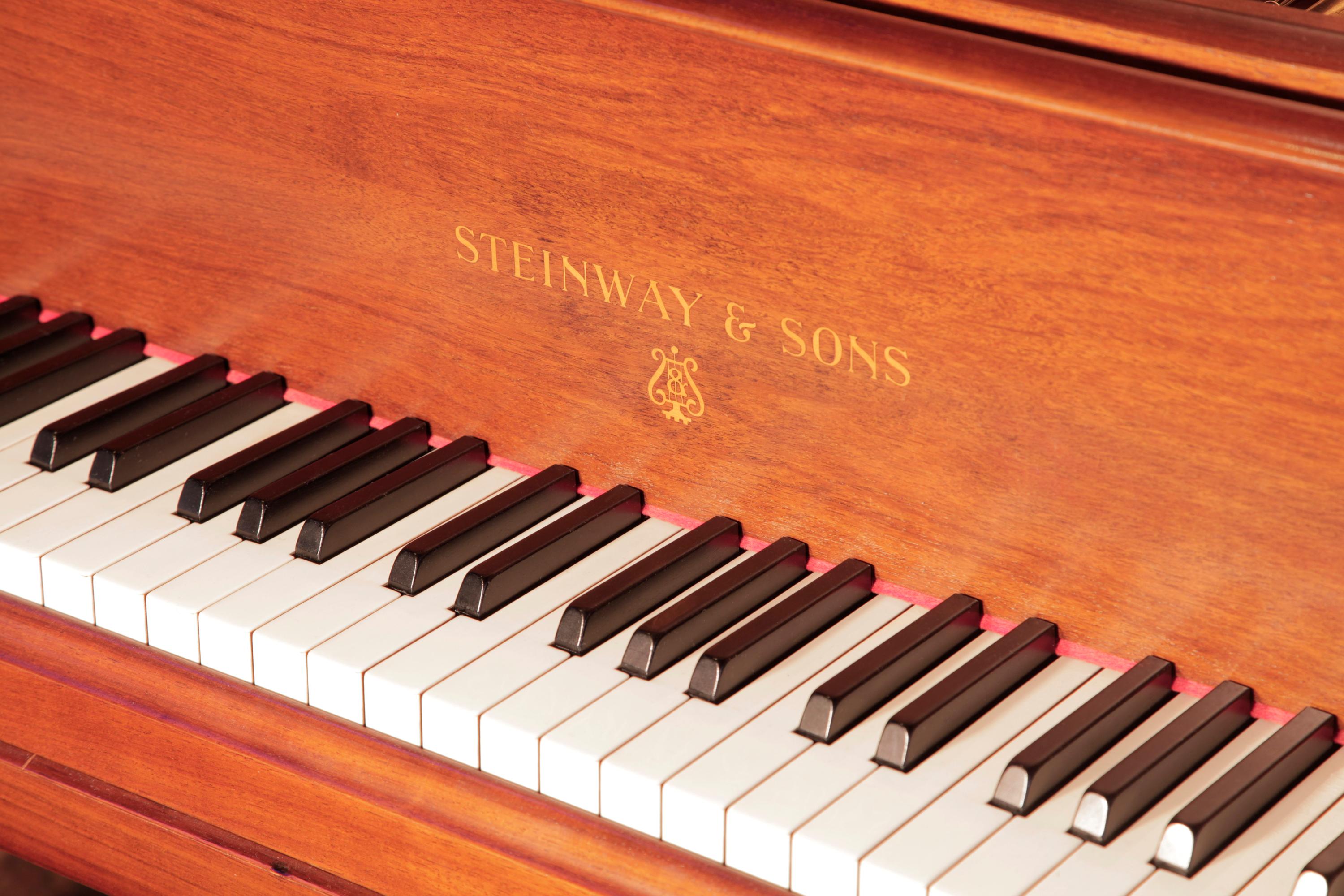 Restauriertes Steinway Modell O Großes Klavier, Spatenbeine aus poliertem Nussbaumholz (20. Jahrhundert) im Angebot