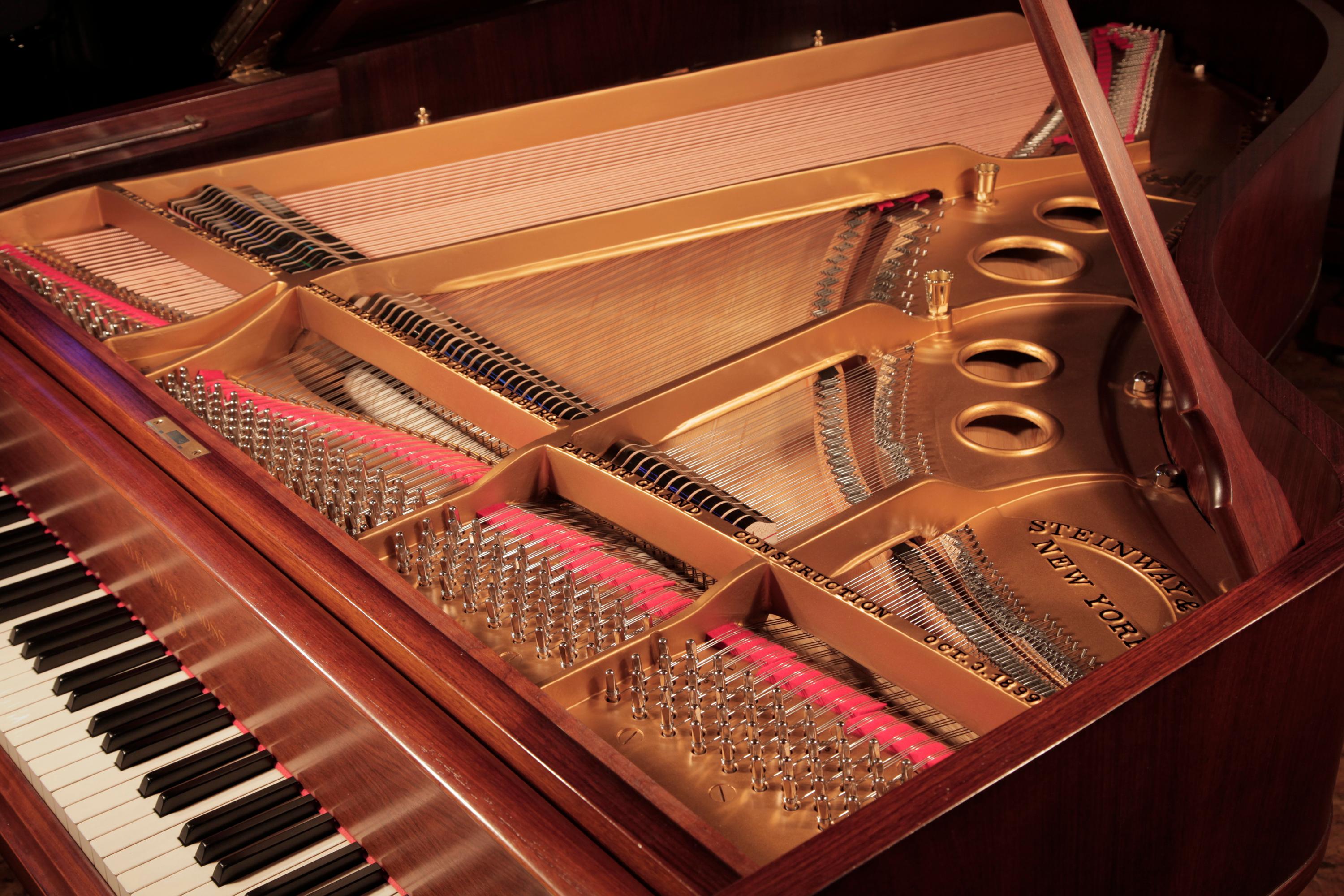 Restauriertes Steinway Modell O Großes Klavier, Spatenbeine aus poliertem Nussbaumholz (Messing) im Angebot
