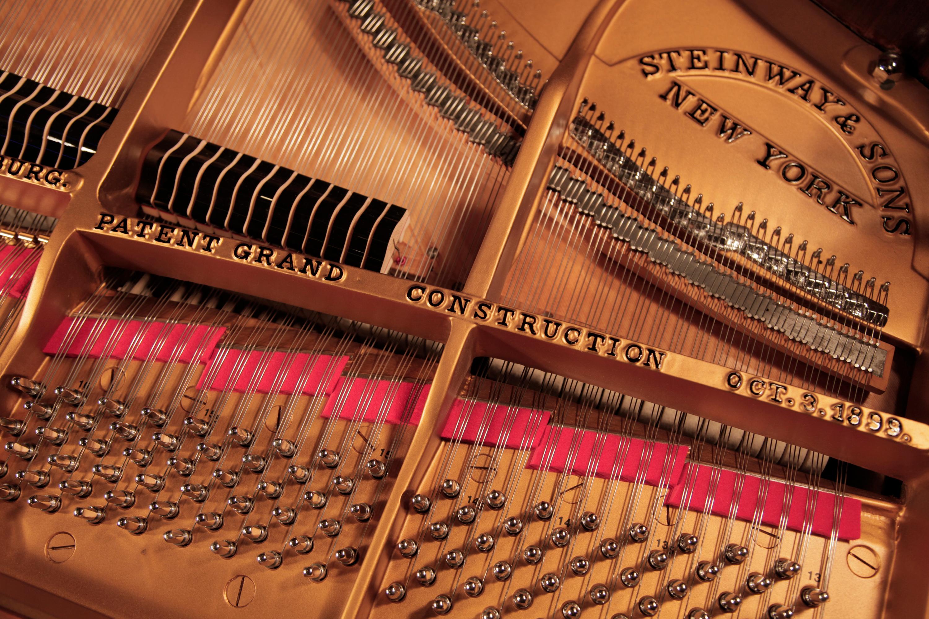 Restauriertes Steinway Modell O Großes Klavier, Spatenbeine aus poliertem Nussbaumholz im Angebot 1