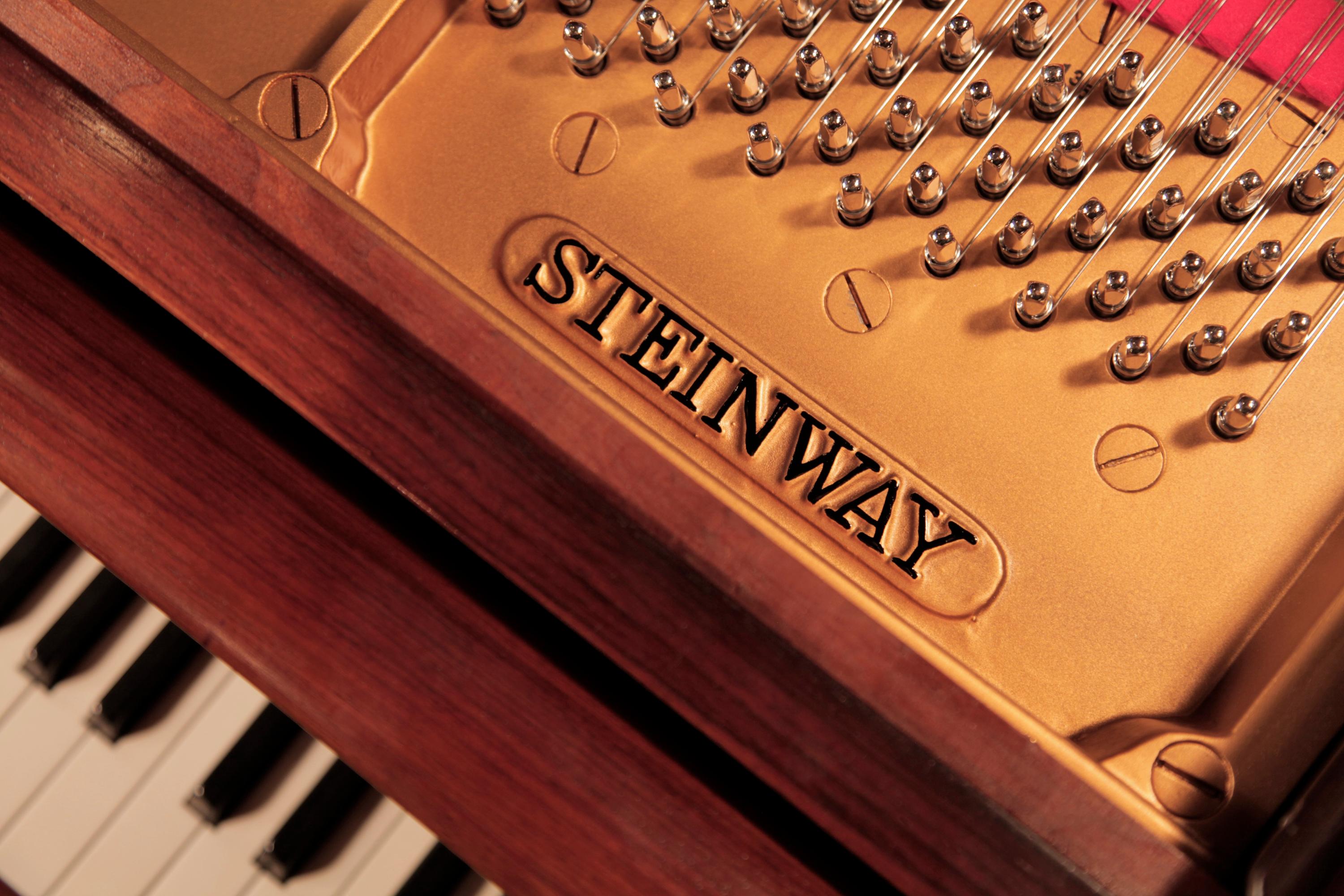 Restauriertes Steinway Modell O Großes Klavier, Spatenbeine aus poliertem Nussbaumholz im Angebot 2