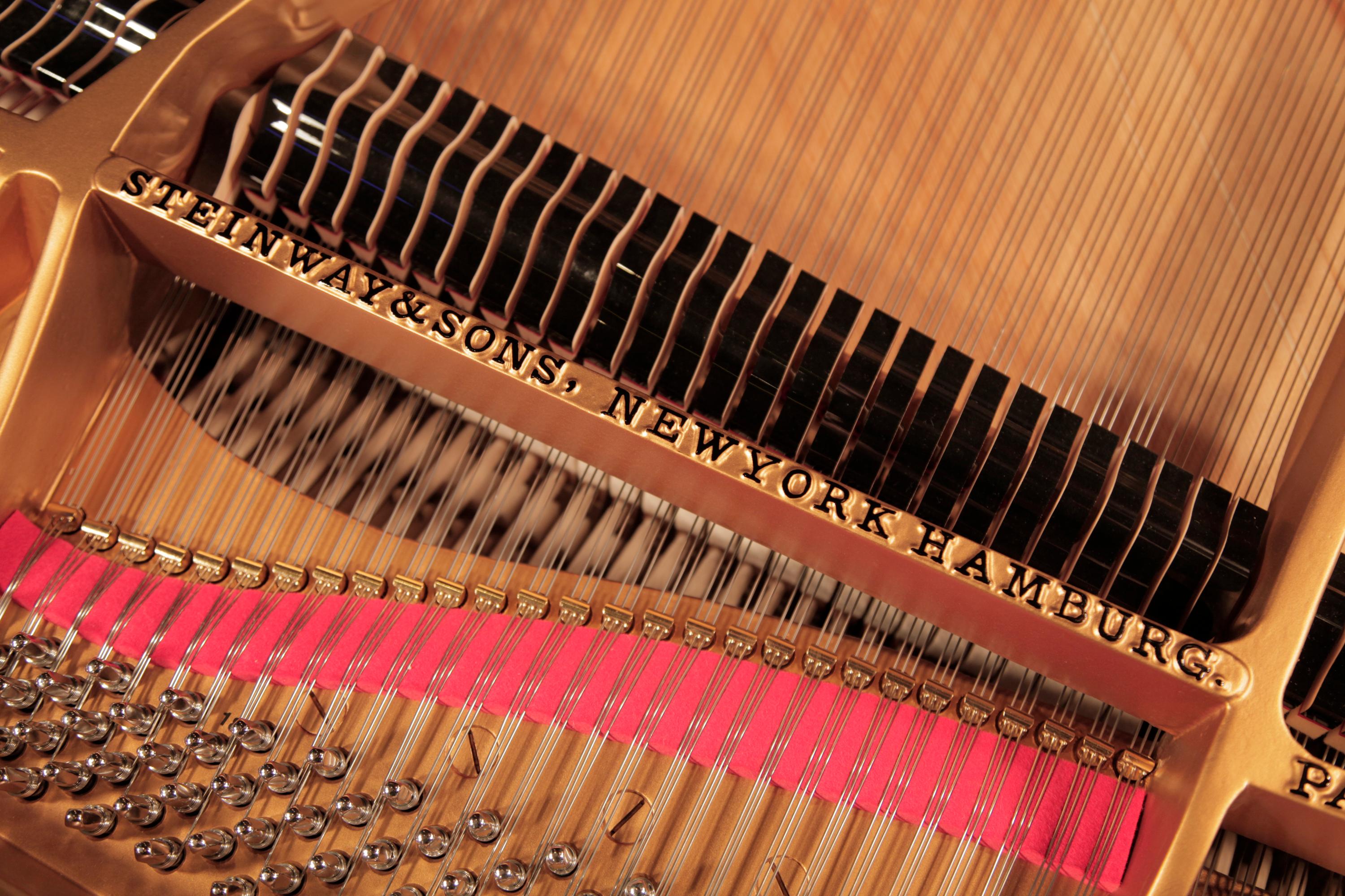 Restauriertes Steinway Modell O Großes Klavier, Spatenbeine aus poliertem Nussbaumholz im Angebot 3