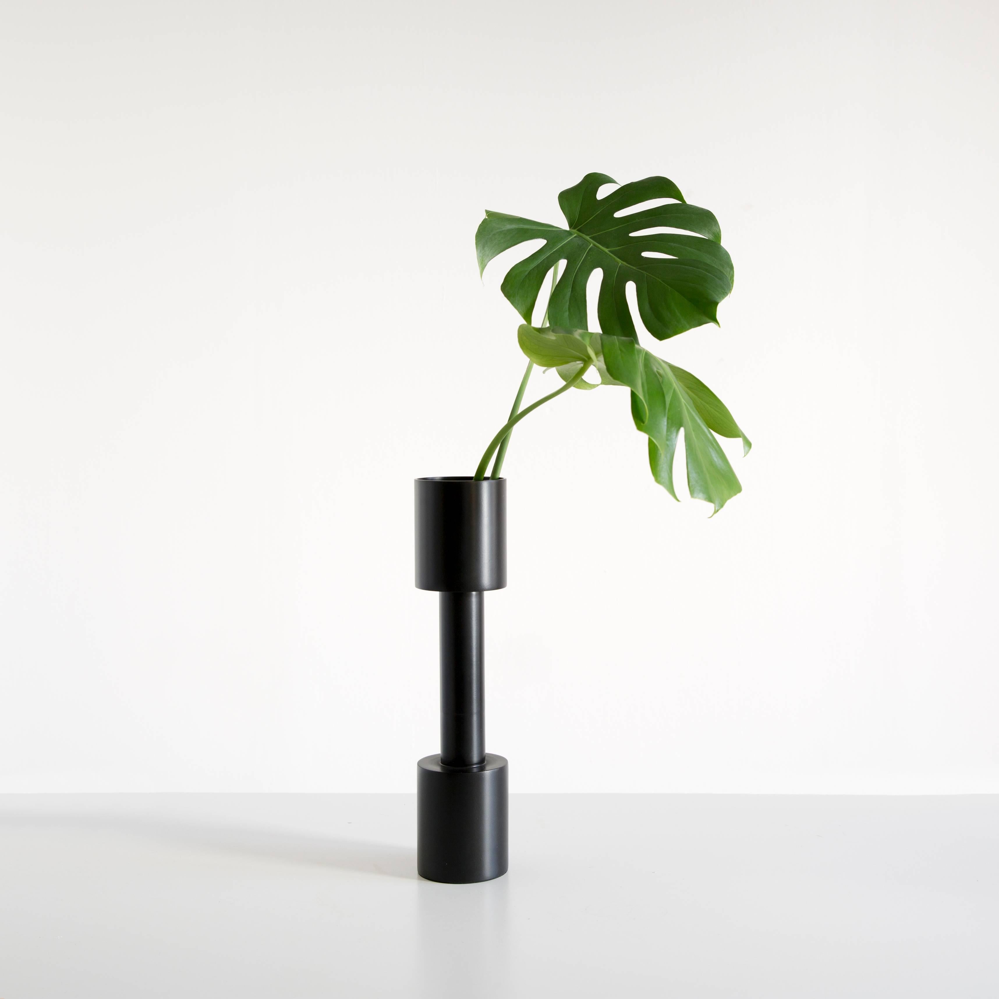 With its geometric, minimal and austere shape the Rec-cut vase is a sculptural counterpart to the bouquet of flowers they hold. Rec-cut vase loves to hold just one flower, it´s slim hip keeps the posy together, while the stems have space and