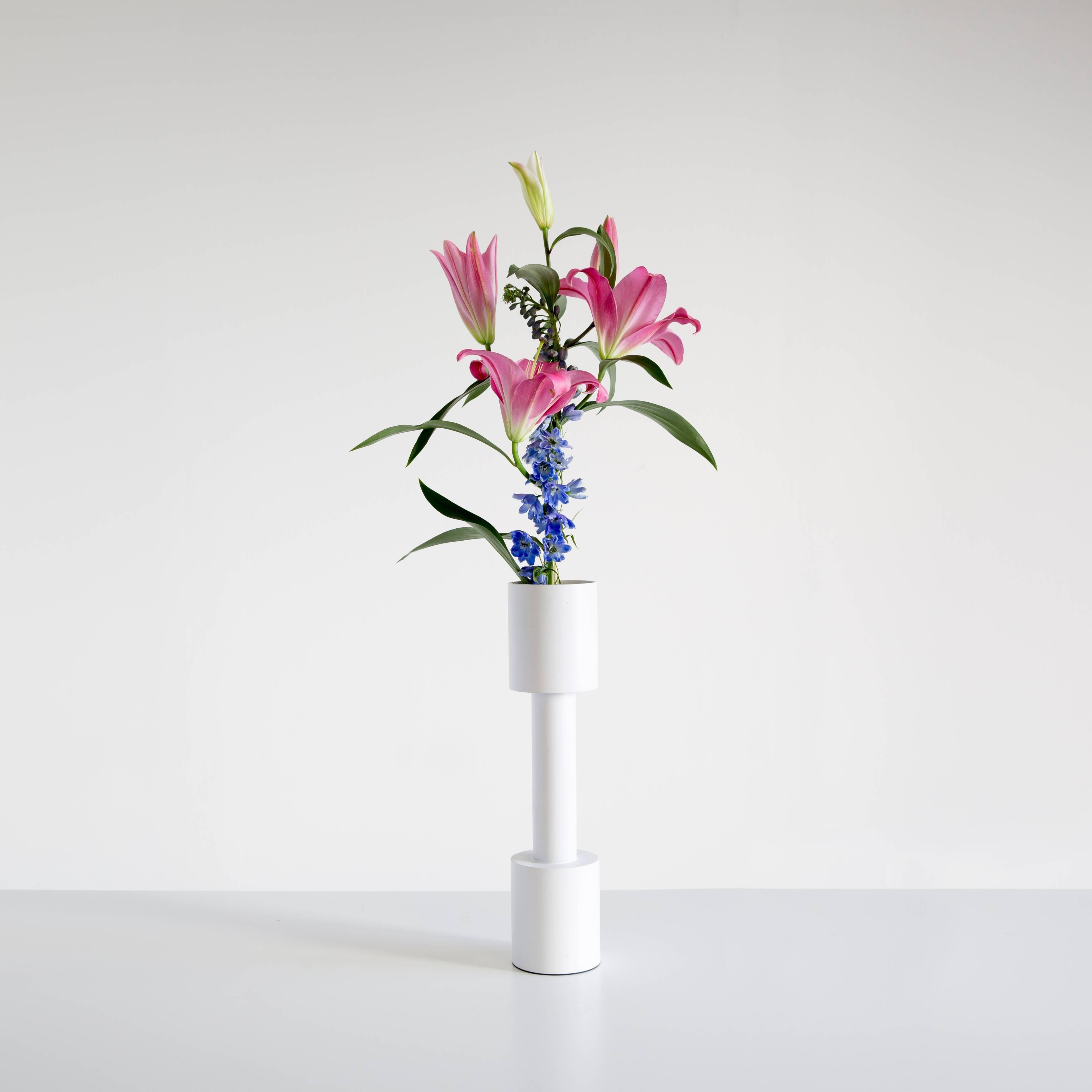 Rec-Cut Aluminium Vase in White (Minimalistisch) im Angebot