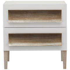 RECAMIER NIGHTSTAND – moderner Eichenholz- und Lackkorpus mit handgeschnitztem Blattsilber