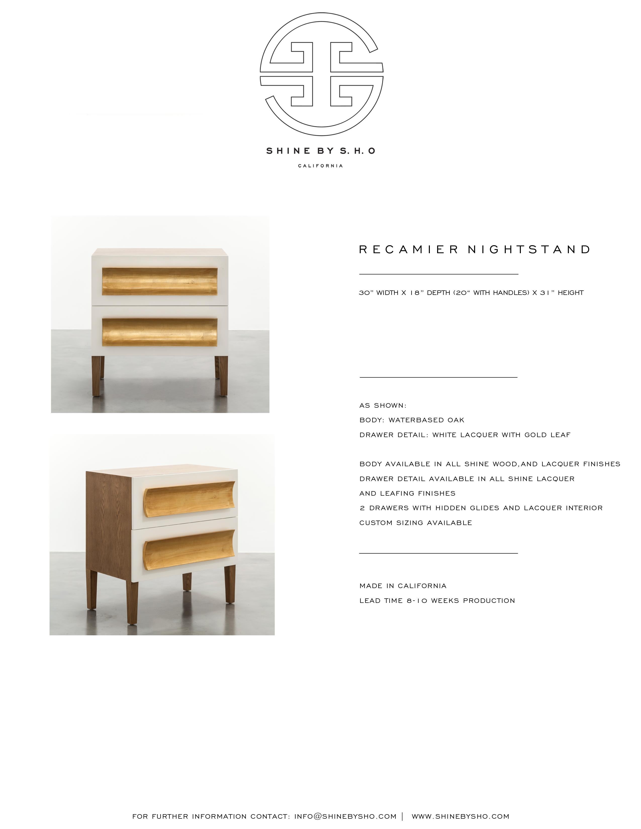 RECAMIER NIGHTSTAND – moderner Nachttisch aus Eichenholz mit handgeschnitzten Blattgolddetails im Angebot 2