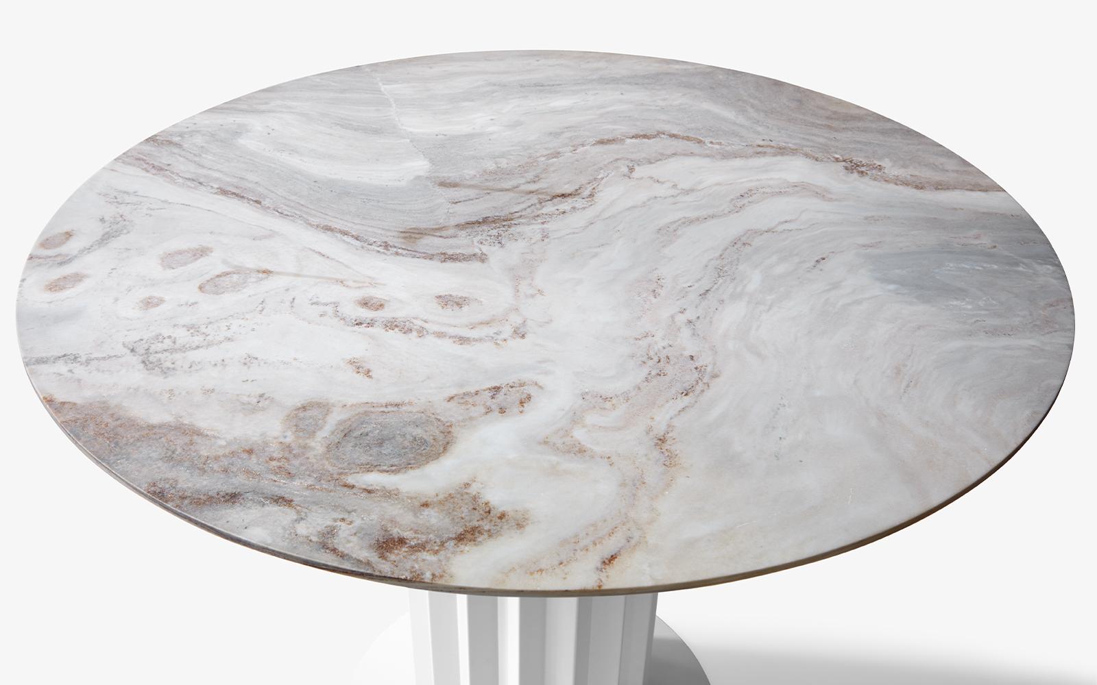 Moderne Table de salle à manger ronde réinterprétée en métal blanc et marbre en vente