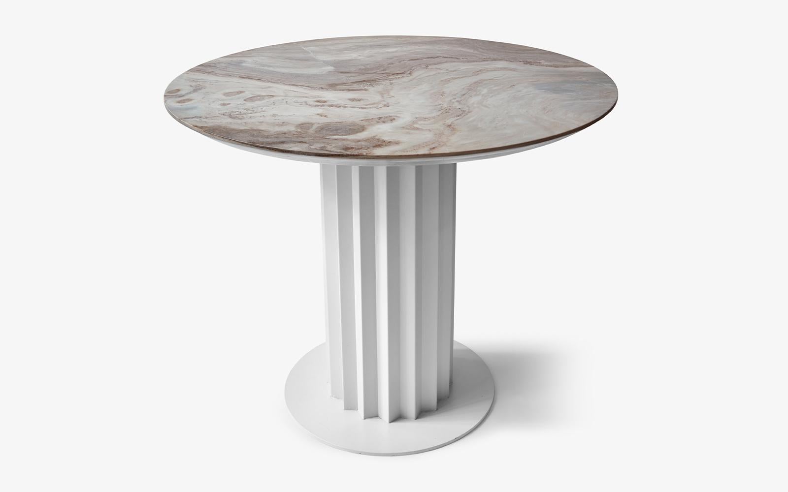 Fait main Table de salle à manger ronde réinterprétée en métal blanc et marbre en vente