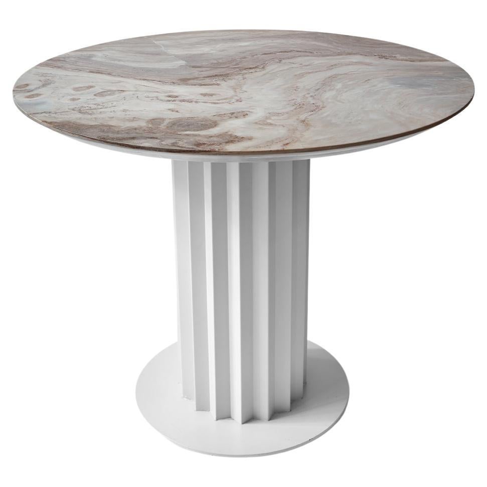 Table de salle à manger ronde réinterprétée en métal blanc et marbre