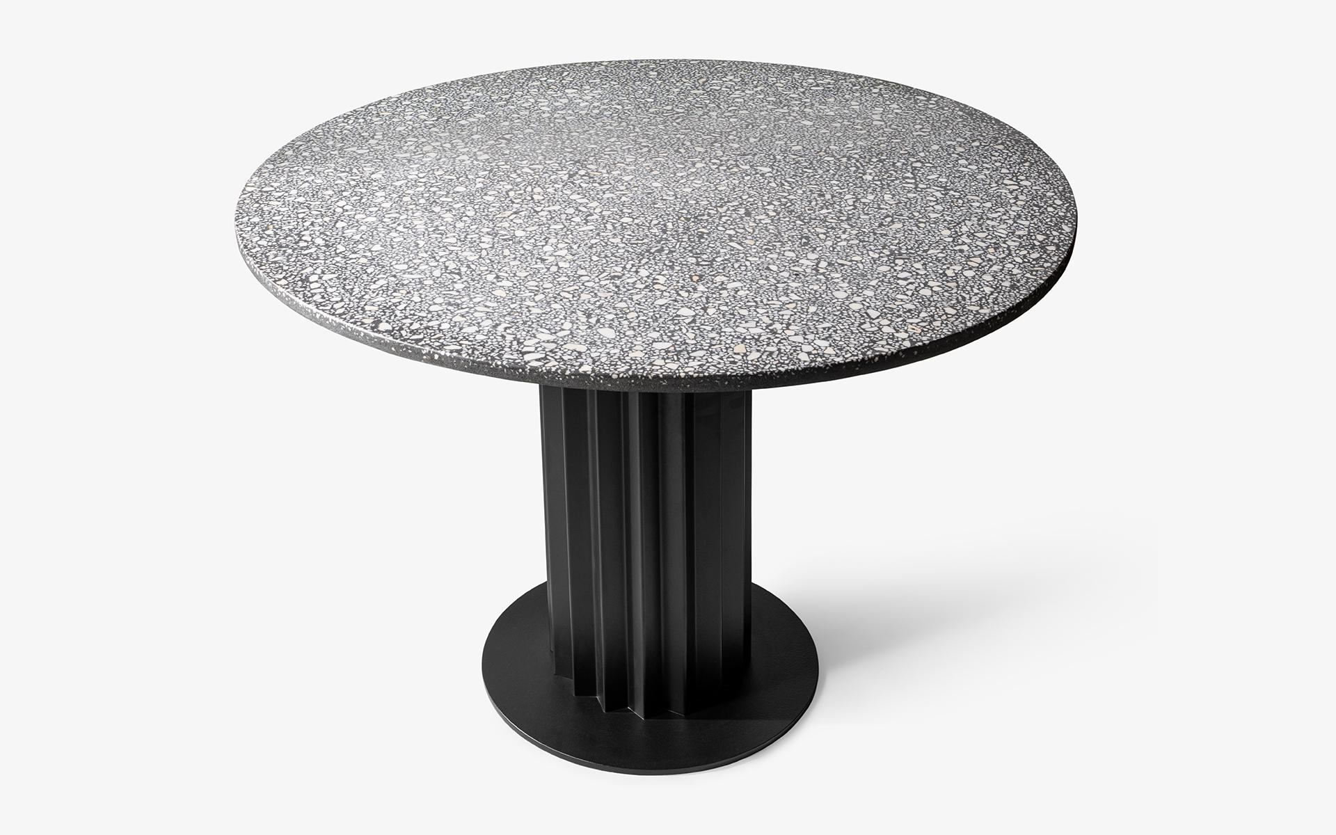 Moderne Table de salle à manger ronde réinterprétée en métal noir et terrazzo en vente