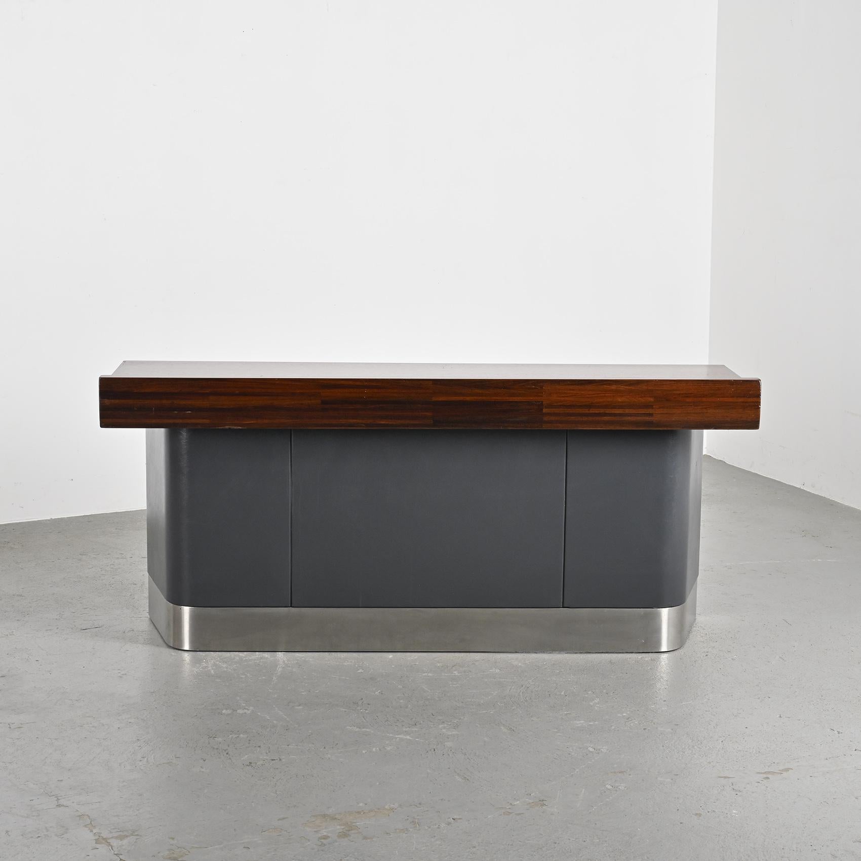 A unique piece, this large reception desk comes from the Kyoto International Conference Center, designed by Sachio Otani and inaugurated in 1966.
Isamu Kenmochi and his studio, the Isamu Kenmochi Design Laboratory, were responsible for the overall