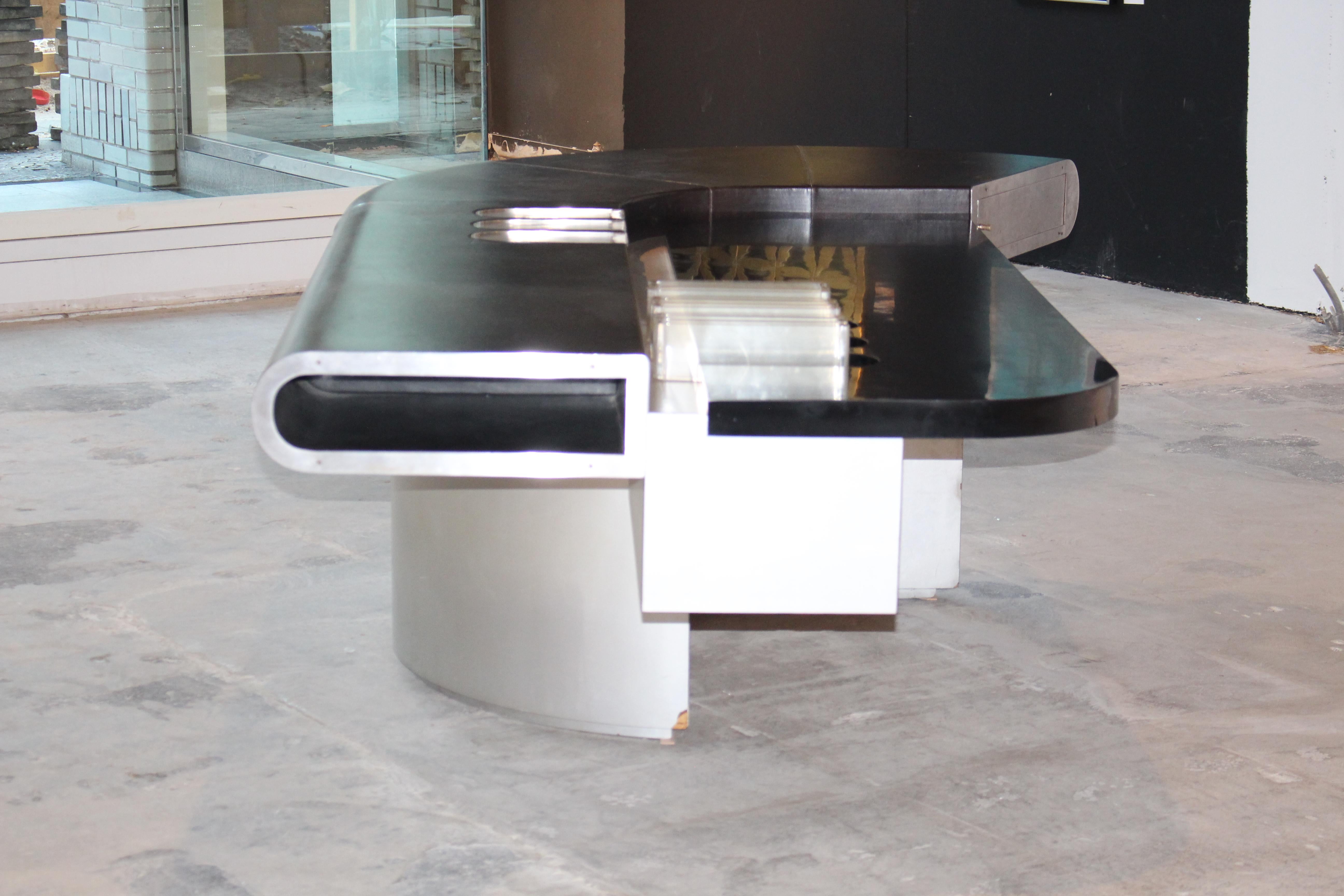 Executive reception desk designed by Carla Venosta, Italy 1970. Steel and wood with leather surface.
Measures: Width: 102.36 in ( 260 cm ), Depth: 59.06 in ( 150 cm ), Height: 33.07 in ( 84 cm )

Literature: Carla Venosta, Progetti di Disegno