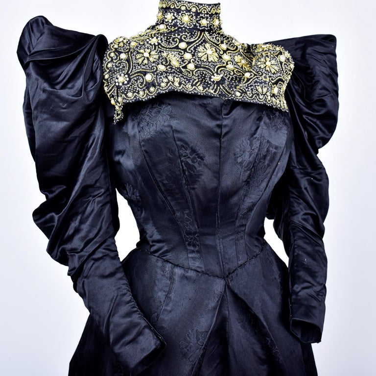 Circa 1895
France

Amazing historiscist reception dress dating from the Belle Epoque with a wink to the 17th century Tudors in England or the Medici in Florence in the 16th century! Dress in two parts, bodice and dress with big sleeves, whalebone
