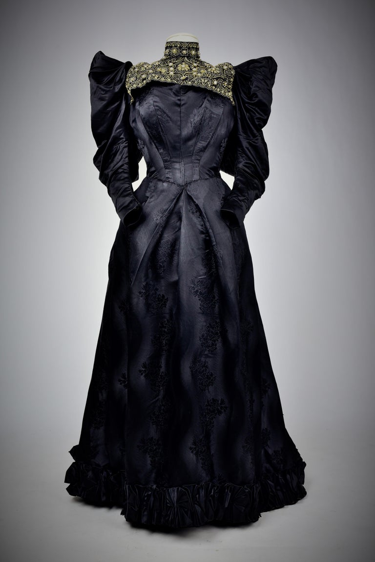 Reception Dress in black silk Damask & Mutton Sleeves - French Circa 1895 For Sale 1