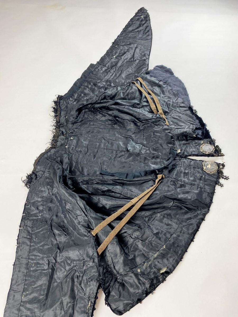 Empfangskleid mit Schleppe aus mit Markasit besticktem Samt - Frankreich, Marseil im Angebot 8