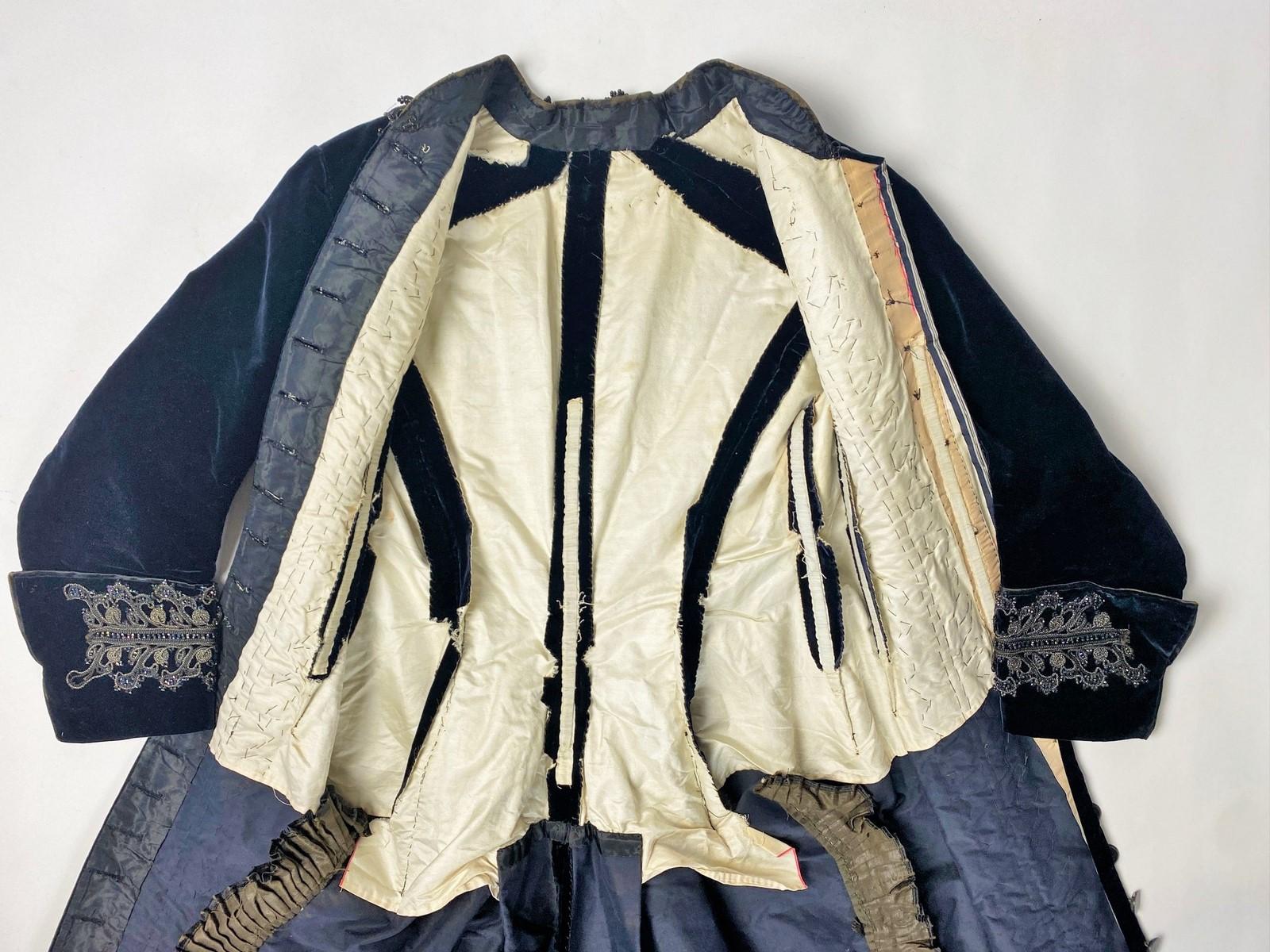 Empfangskleid mit Schleppe aus mit Markasit besticktem Samt - Frankreich, Marseil im Angebot 9