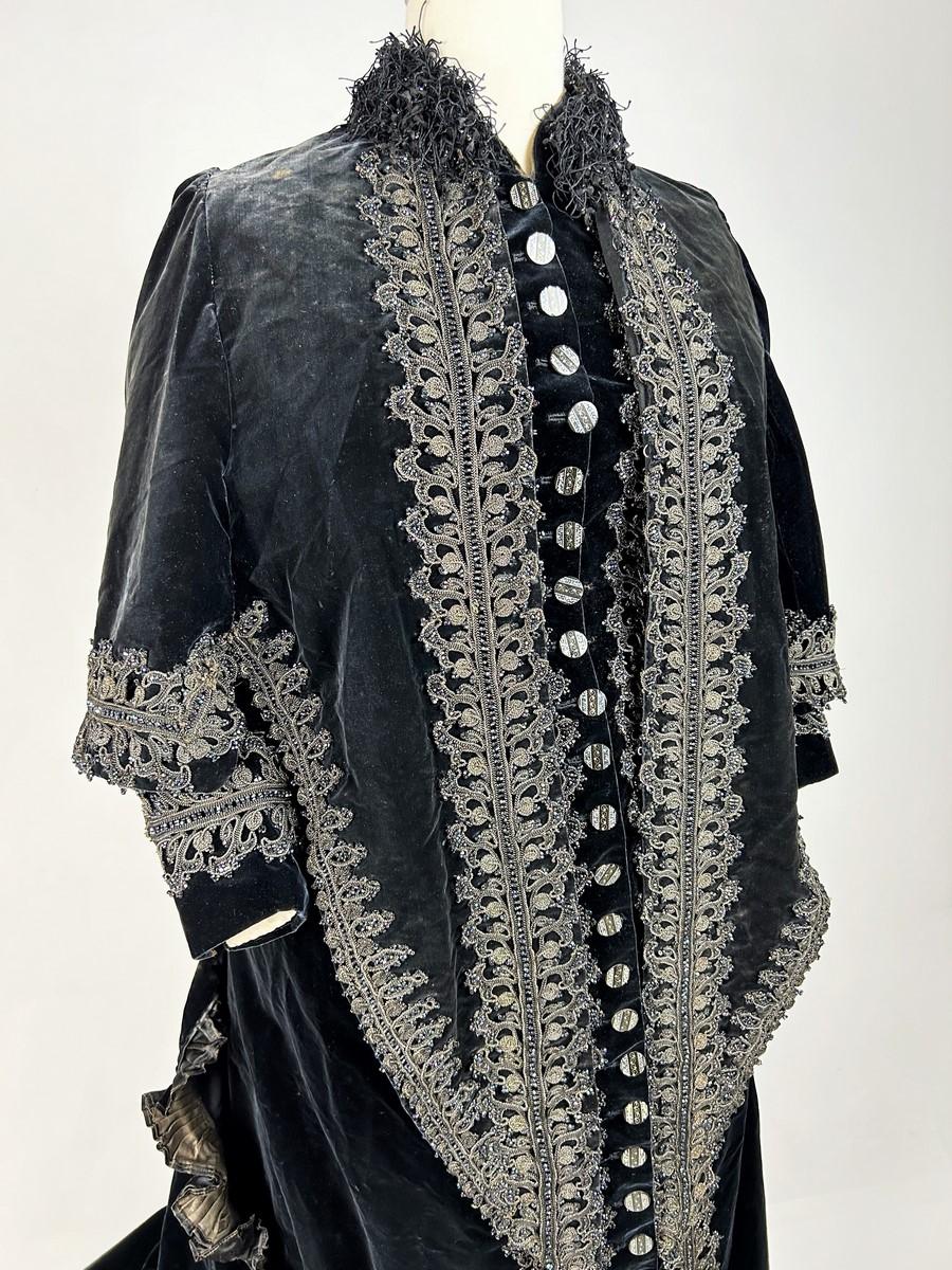 Empfangskleid mit Schleppe aus mit Markasit besticktem Samt - Frankreich, Marseil (Schwarz) im Angebot