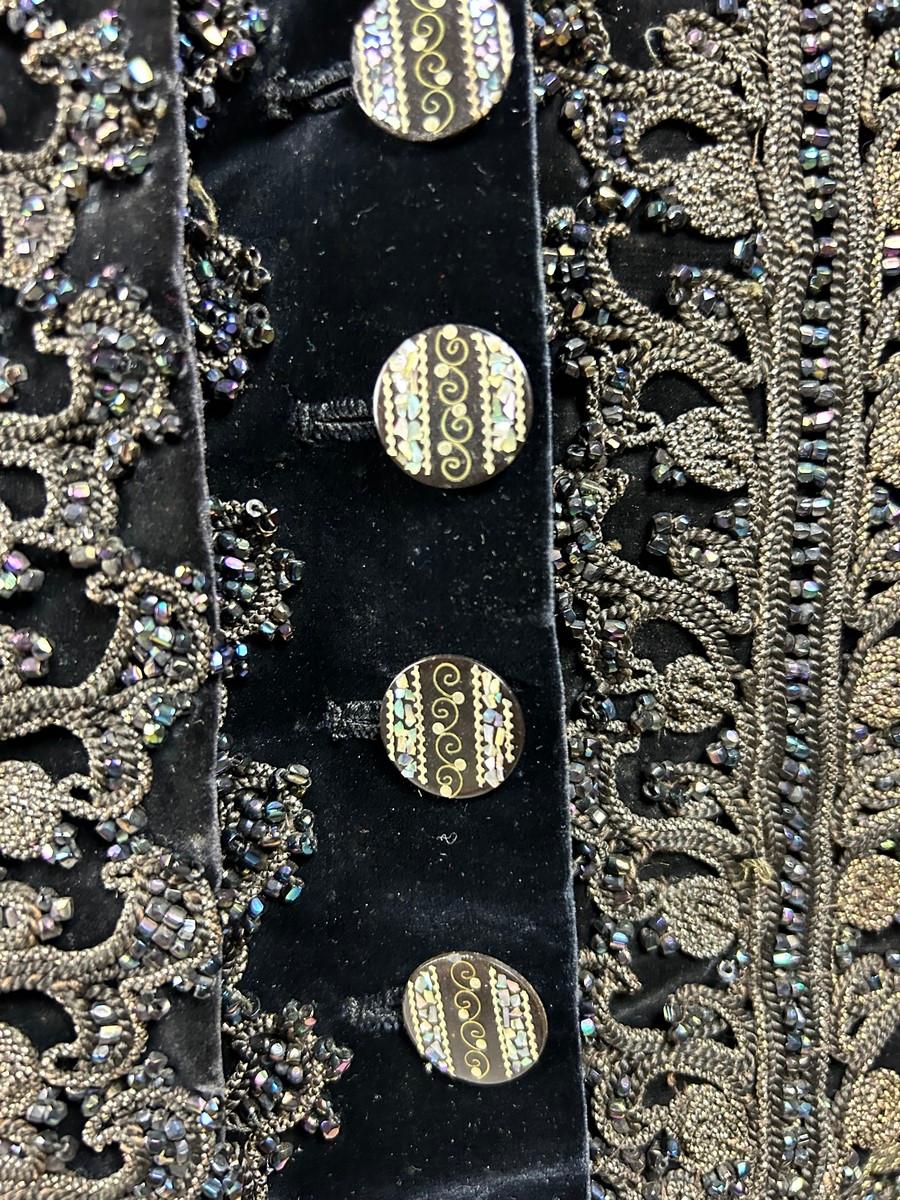 Empfangskleid mit Schleppe aus mit Markasit besticktem Samt - Frankreich, Marseil im Zustand „Gut“ im Angebot in Toulon, FR