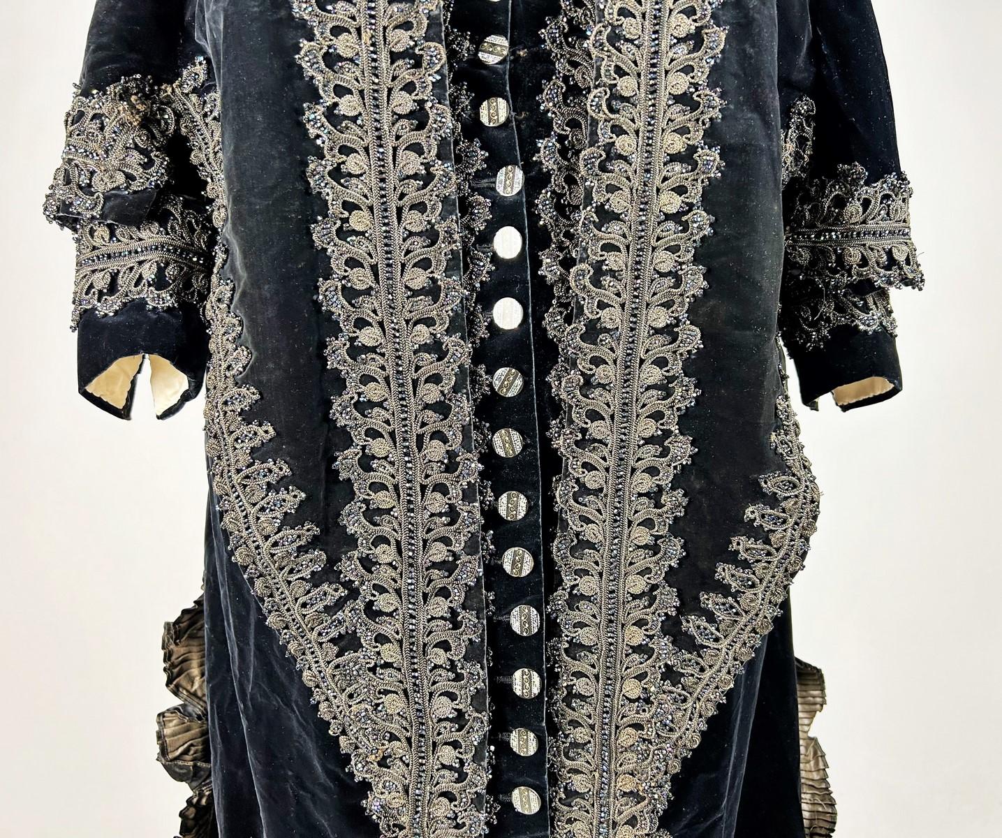 Empfangskleid mit Schleppe aus mit Markasit besticktem Samt - Frankreich, Marseil im Angebot 1