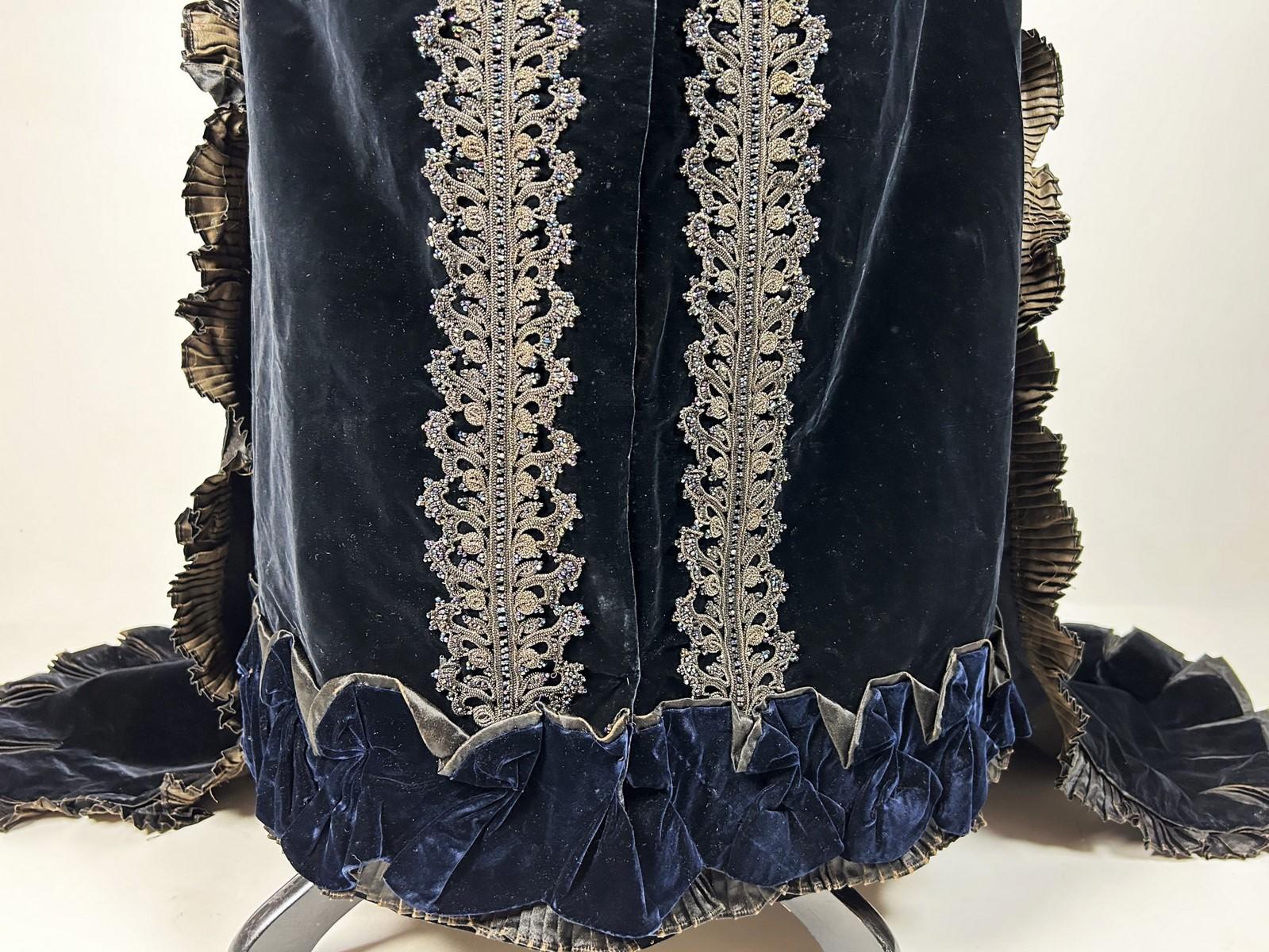 Empfangskleid mit Schleppe aus mit Markasit besticktem Samt - Frankreich, Marseil im Angebot 2