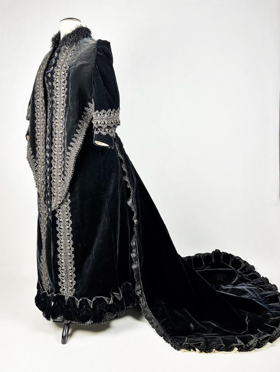 Empfangskleid mit Schleppe aus mit Markasit besticktem Samt - Frankreich, Marseil im Angebot 3