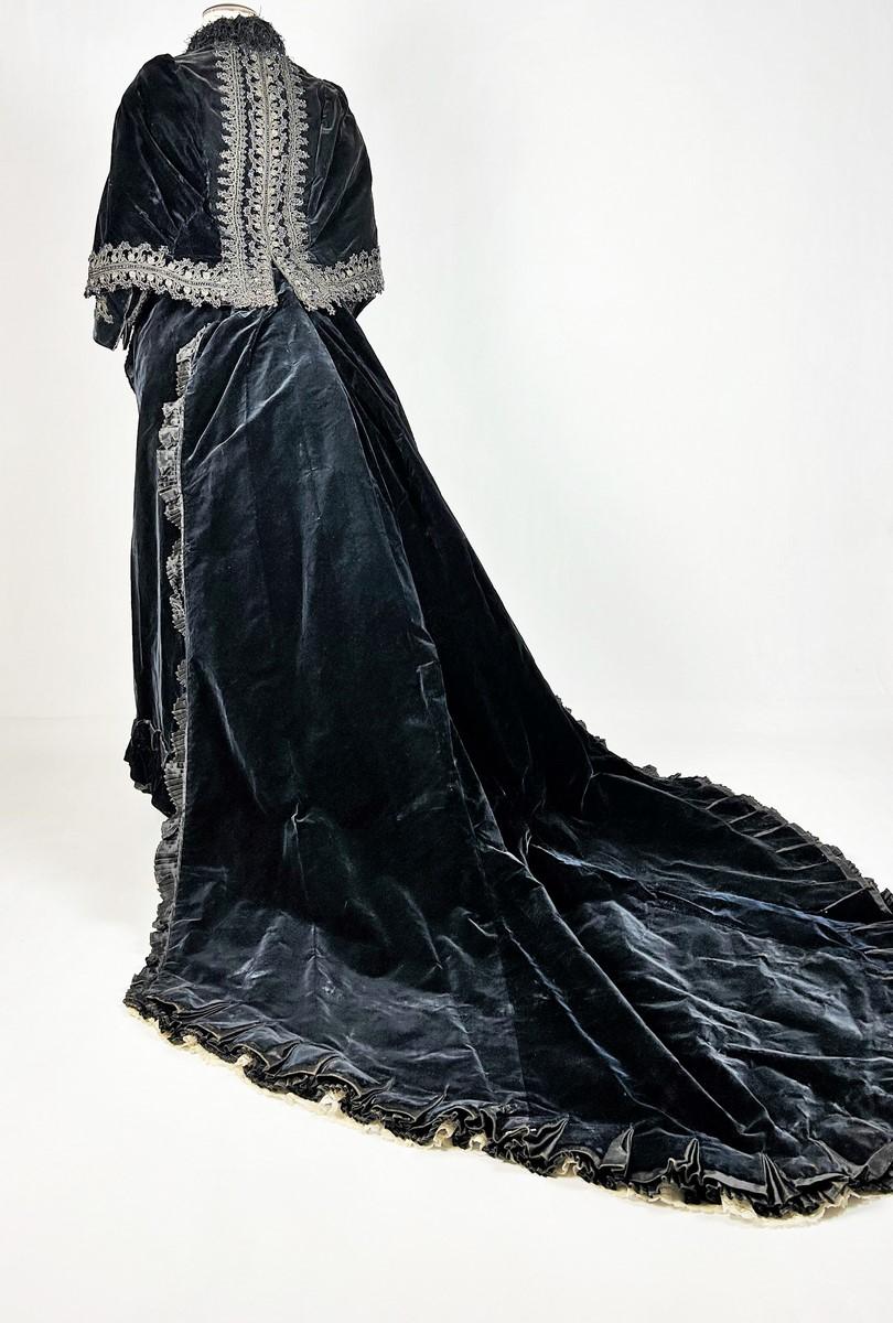 Empfangskleid mit Schleppe aus mit Markasit besticktem Samt - Frankreich, Marseil im Angebot 4