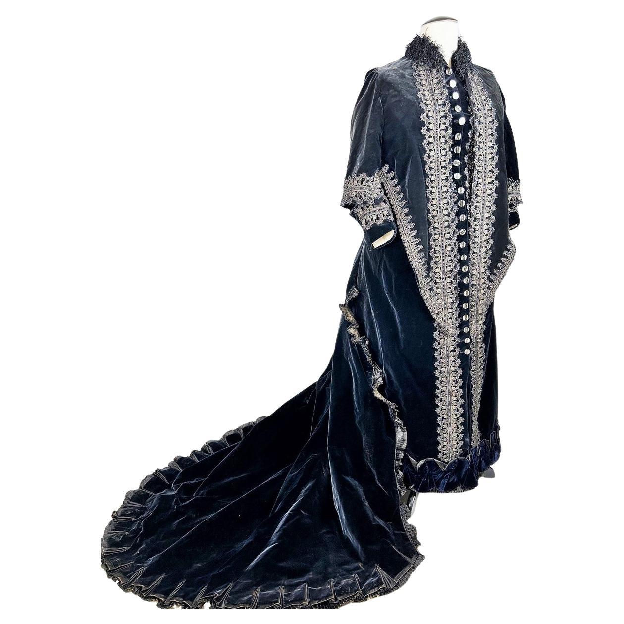 Empfangskleid mit Schleppe aus mit Markasit besticktem Samt - Frankreich, Marseil im Angebot