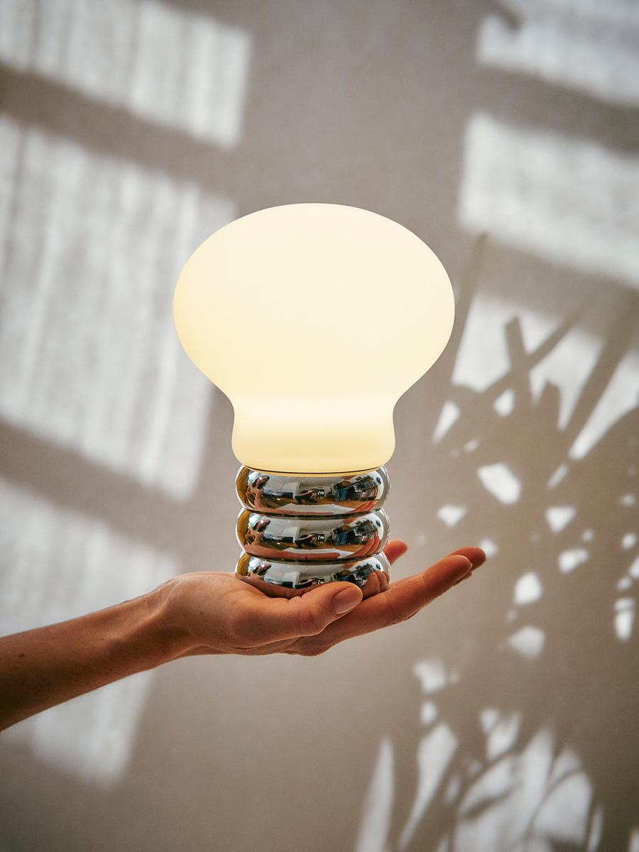Lampada da tavolo ricaricabile a LED Ingo Maurer b.bulb in vendita 3
