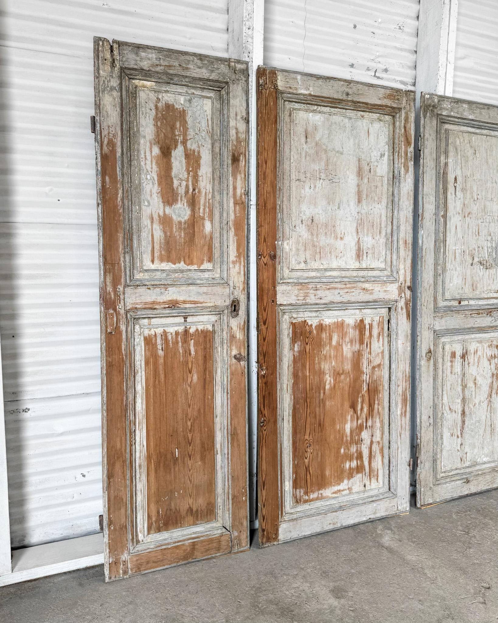 Portes d'armoire françaises récupérées du 18e siècle, ensemble de 4 Bon état - En vente à Mckinney, TX