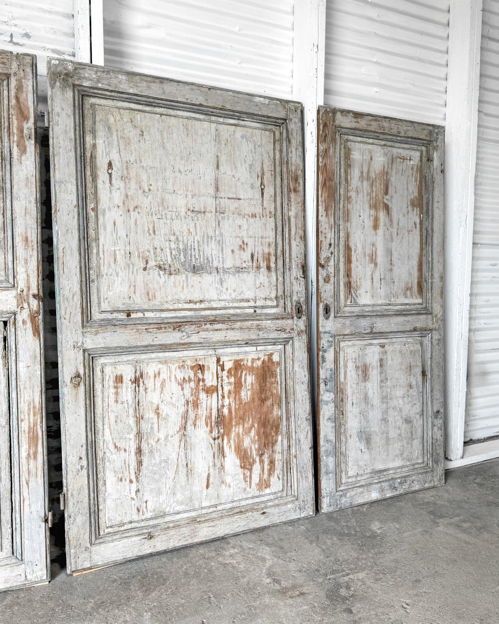 XVIIIe siècle Portes d'armoire françaises récupérées du 18e siècle, ensemble de 4 en vente