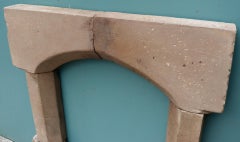 Sandstein-Kaminsims aus dem 18. Jahrhundert, aufgearbeitet