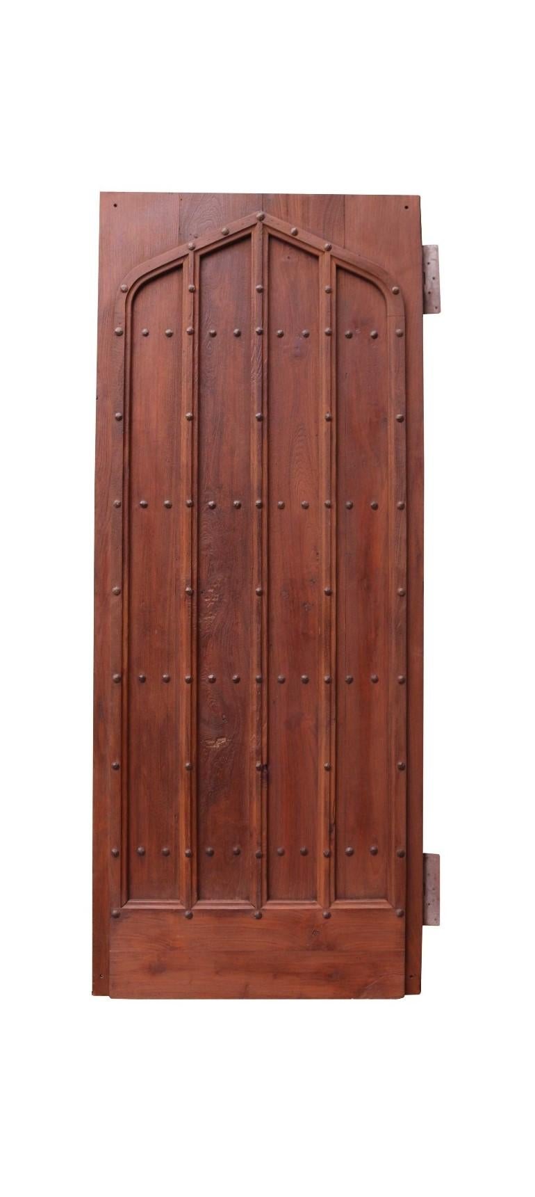 Porte en planches de style d'époque de bonne qualité avec des moulures décoratives appliquées à l'avant.