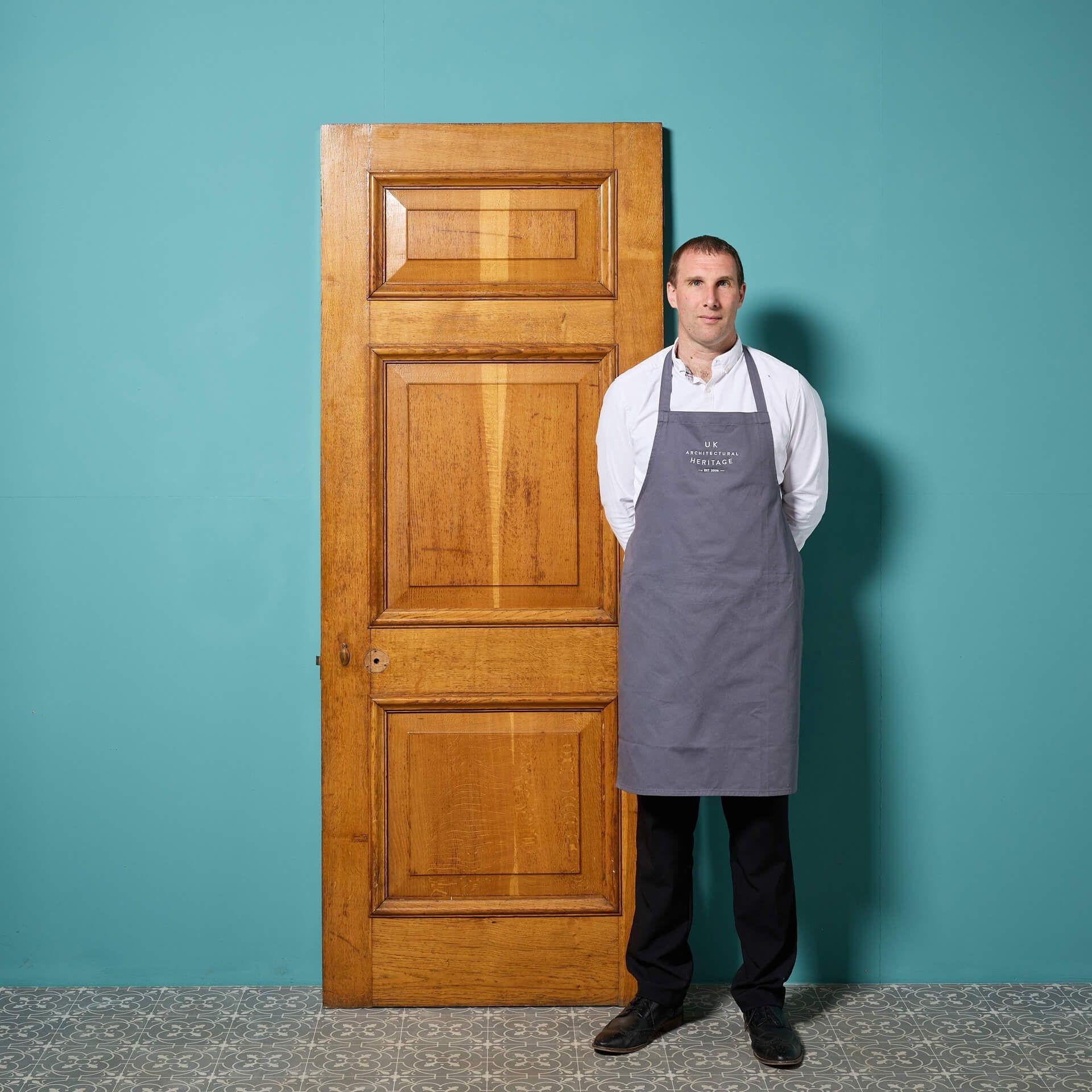Una porta in legno di quercia degli anni '20, robusta e sostanziosa, adatta sia per gli interni che per gli esterni. Questa robusta porta antica in quercia comprende un telaio originale e un architrave per entrambi i lati (nella foto), il tutto