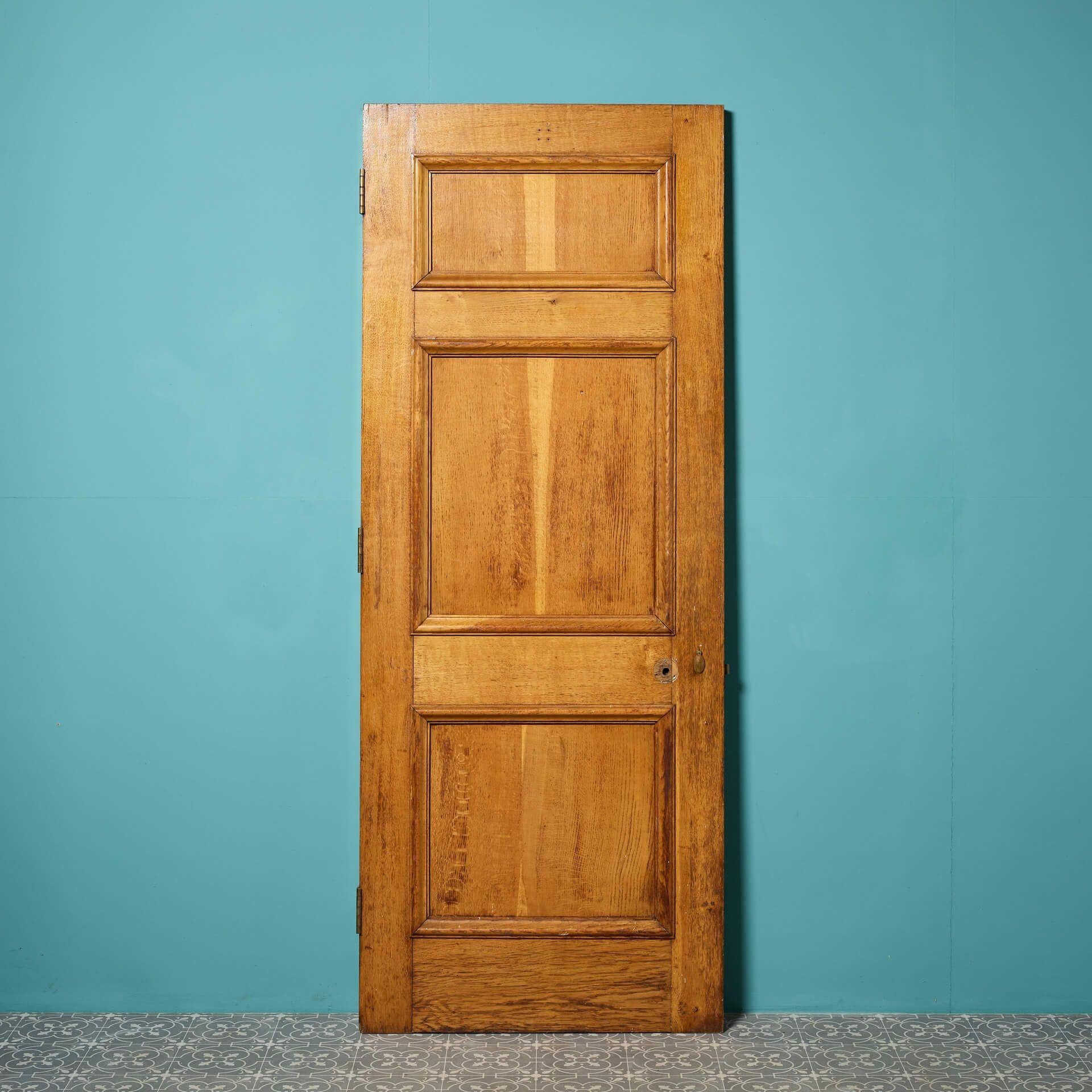 XX secolo Porta in Oak degli anni '20 recuperata con telaio e architrave in vendita