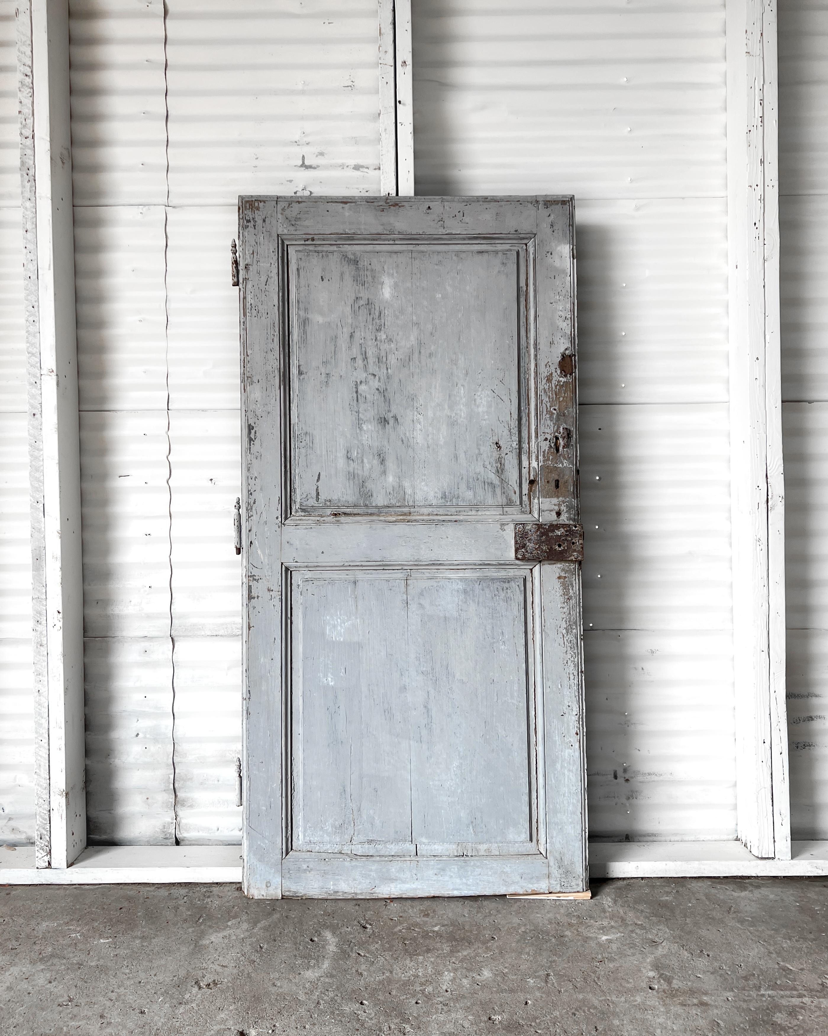 Utilisée autrefois comme porte de cave, cette magnifique porte française à deux panneaux récupérée du XIXe siècle ferait une belle porte de garde-manger ou de lingerie. La peinture 