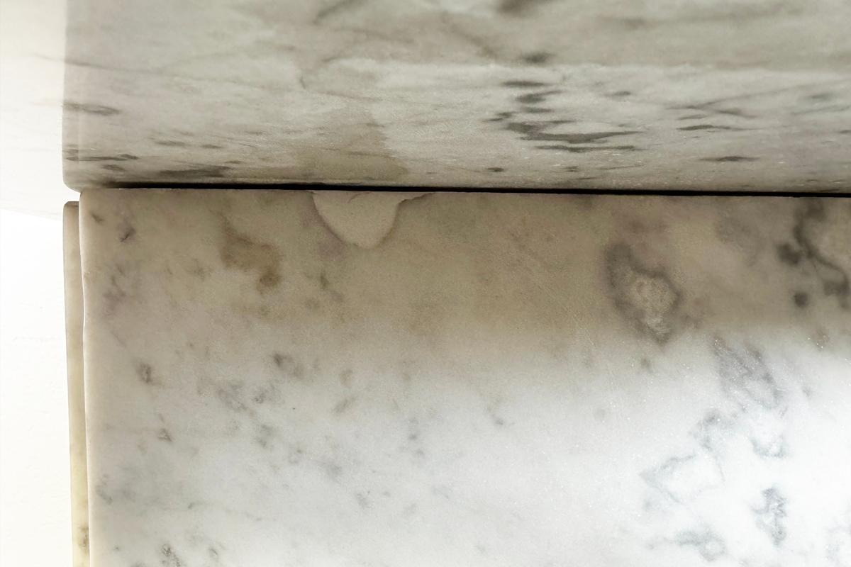 Gewölbte viktorianische Kamineinfassung aus Carrara-Marmor aus dem 19. im Angebot 5