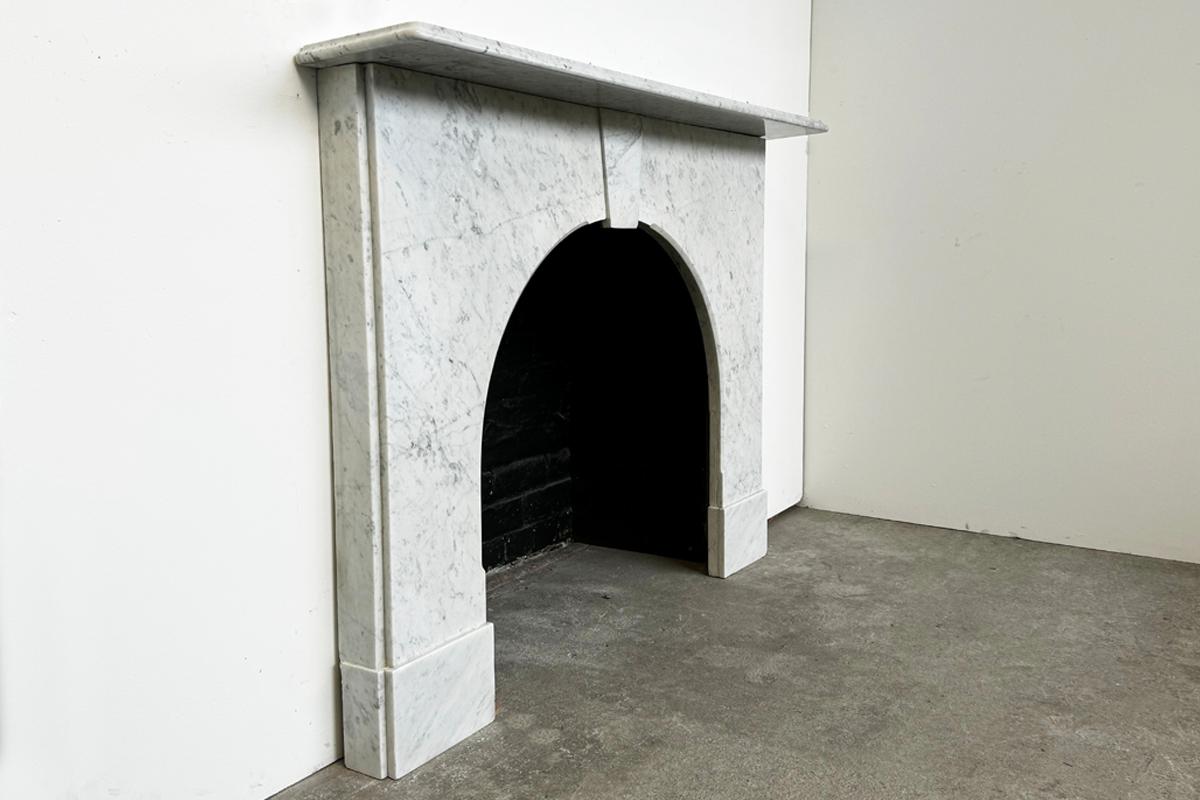 Reclaimed 19th Century arched Victorian Carrara marble fireplace surround In Good Condition For Sale In Manchester, GB