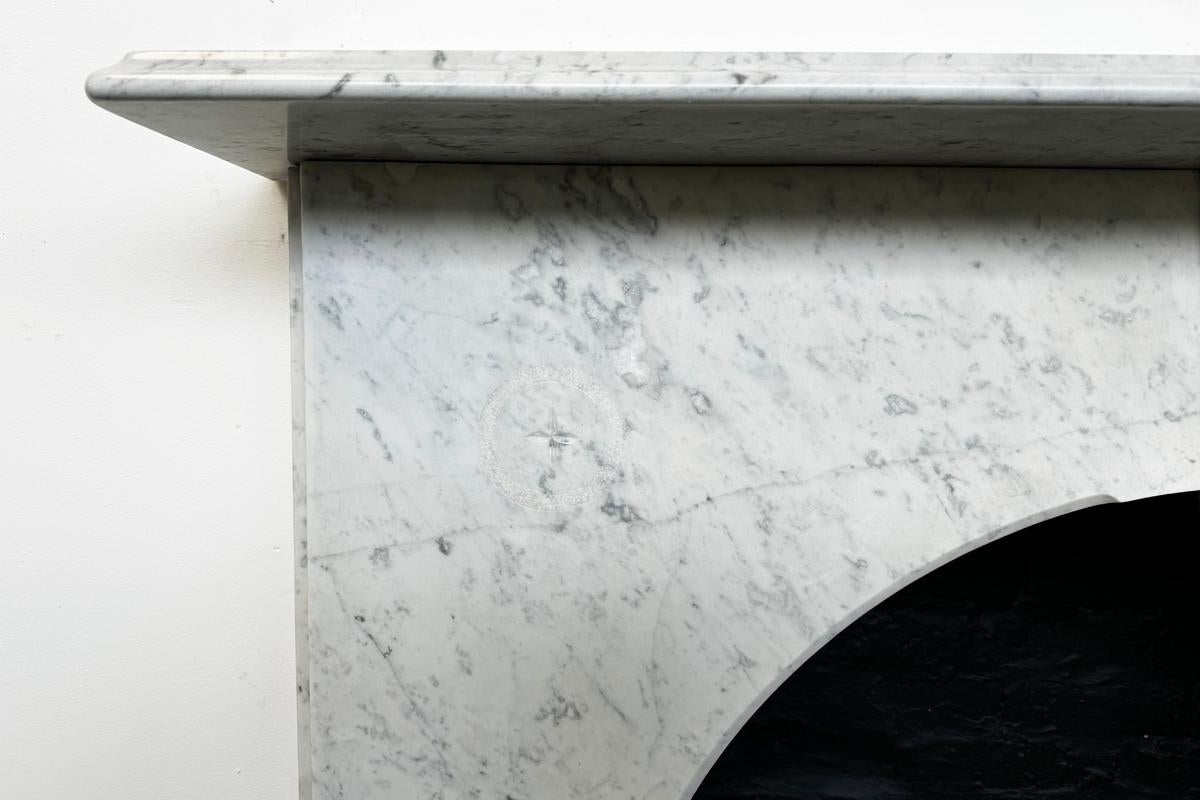 XIXe siècle Cheminée victorienne arquée en marbre de Carrare récupérée du 19e siècle en vente