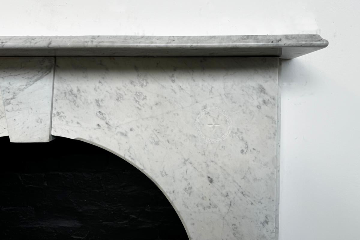 Cheminée victorienne arquée en marbre de Carrare récupérée du 19e siècle en vente 1