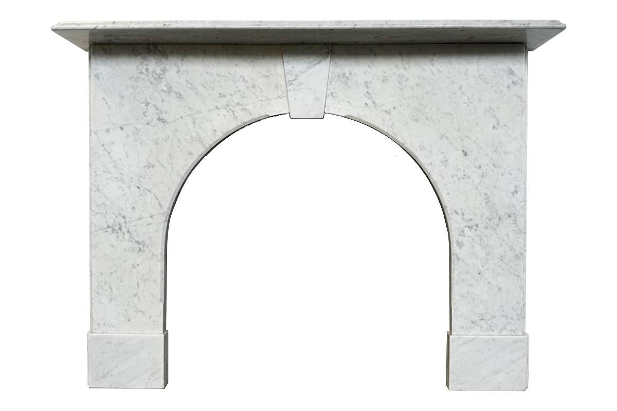 Cheminée victorienne arquée en marbre de Carrare récupérée du 19e siècle