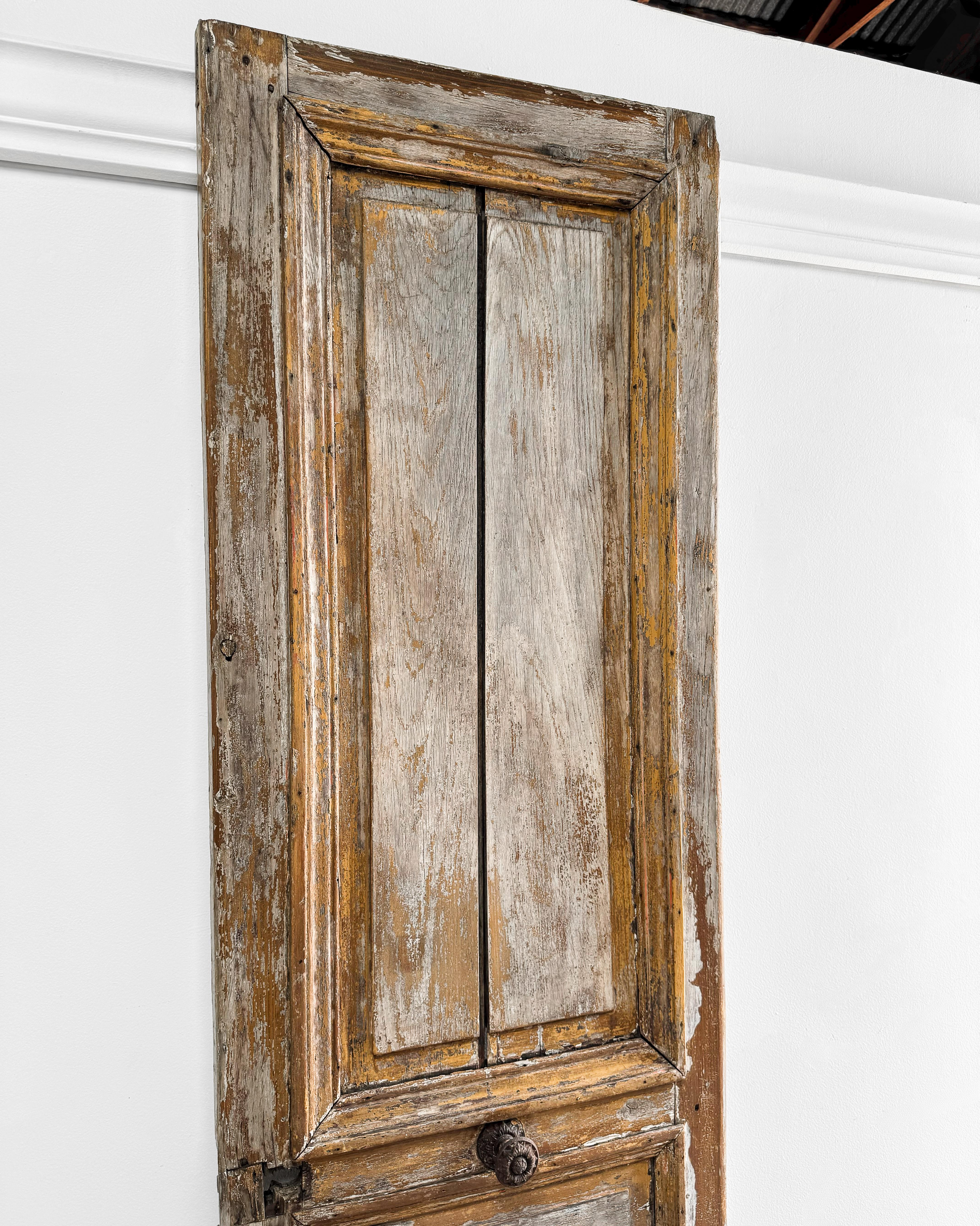 Reclaimierte französische 3-Paneel-Innentür aus dem 19. Jahrhundert mit Schilfdetails im Zustand „Gut“ im Angebot in Mckinney, TX