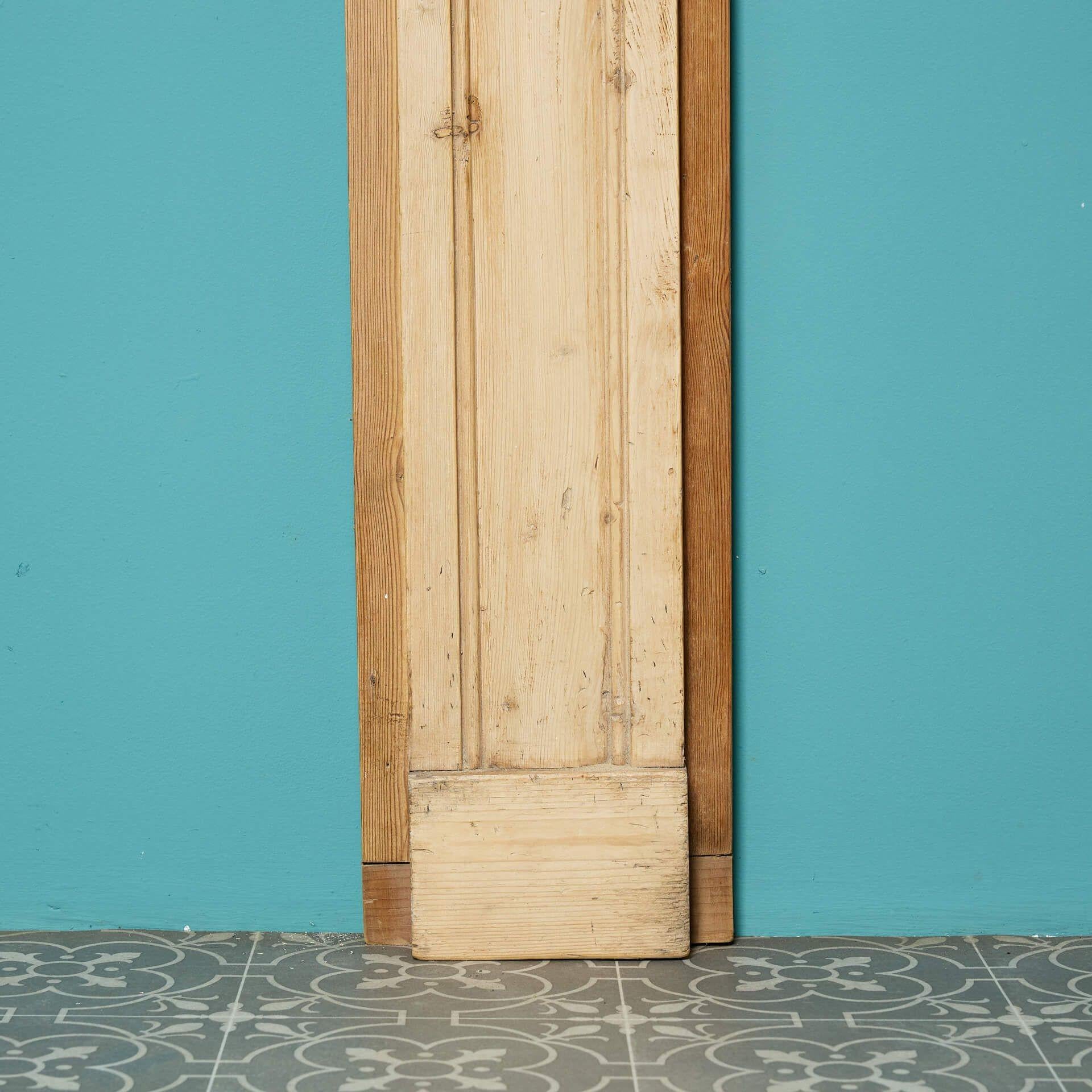 Reclaimierter georgianischer Kiefernholzkamin im Bullseye-Stil des 19. Jahrhunderts. (Holz) im Angebot