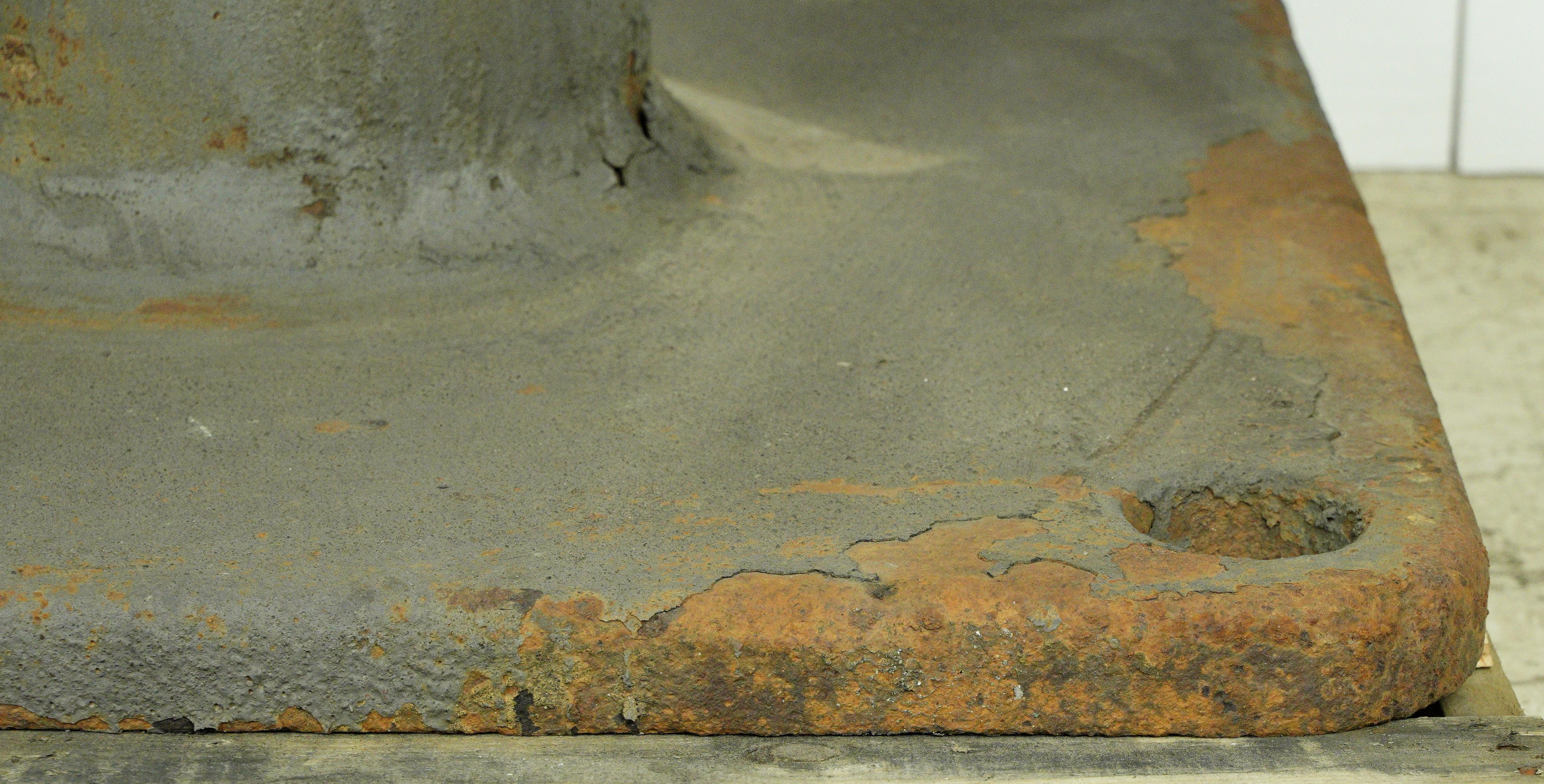 Questa costruzione in ghisa dell'inizio del 20° secolo aggiunge un fascino rustico e resistente alle intemperie, che ricorda il suo uso originale sui moli. La verniciatura a caldo esalta ulteriormente il fascino vintage, raccontando la storia della