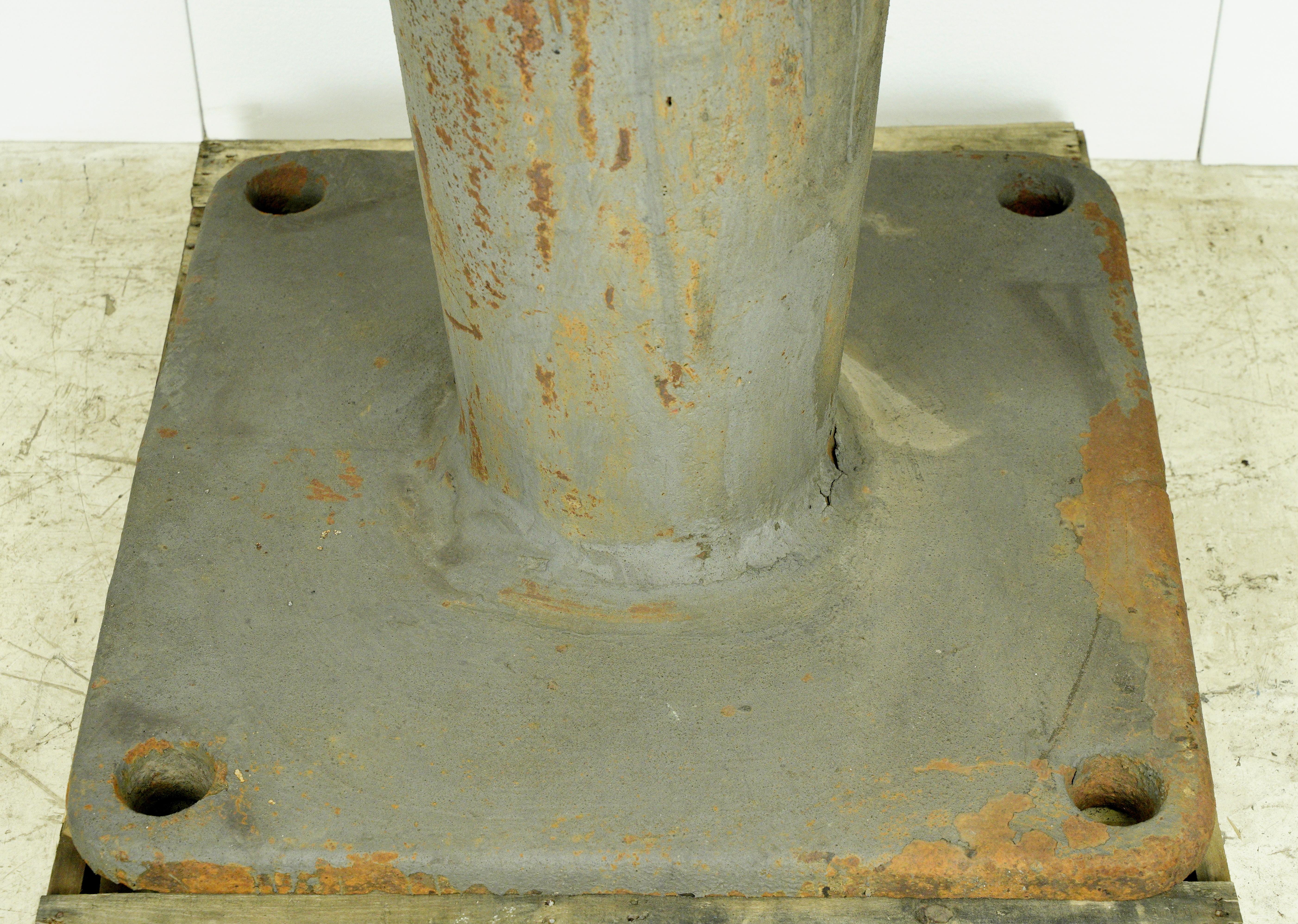Reclaimed 59 in. H Dissuasore d'ormeggio marittimo per navi in ghisa In condizioni buone in vendita a New York, NY