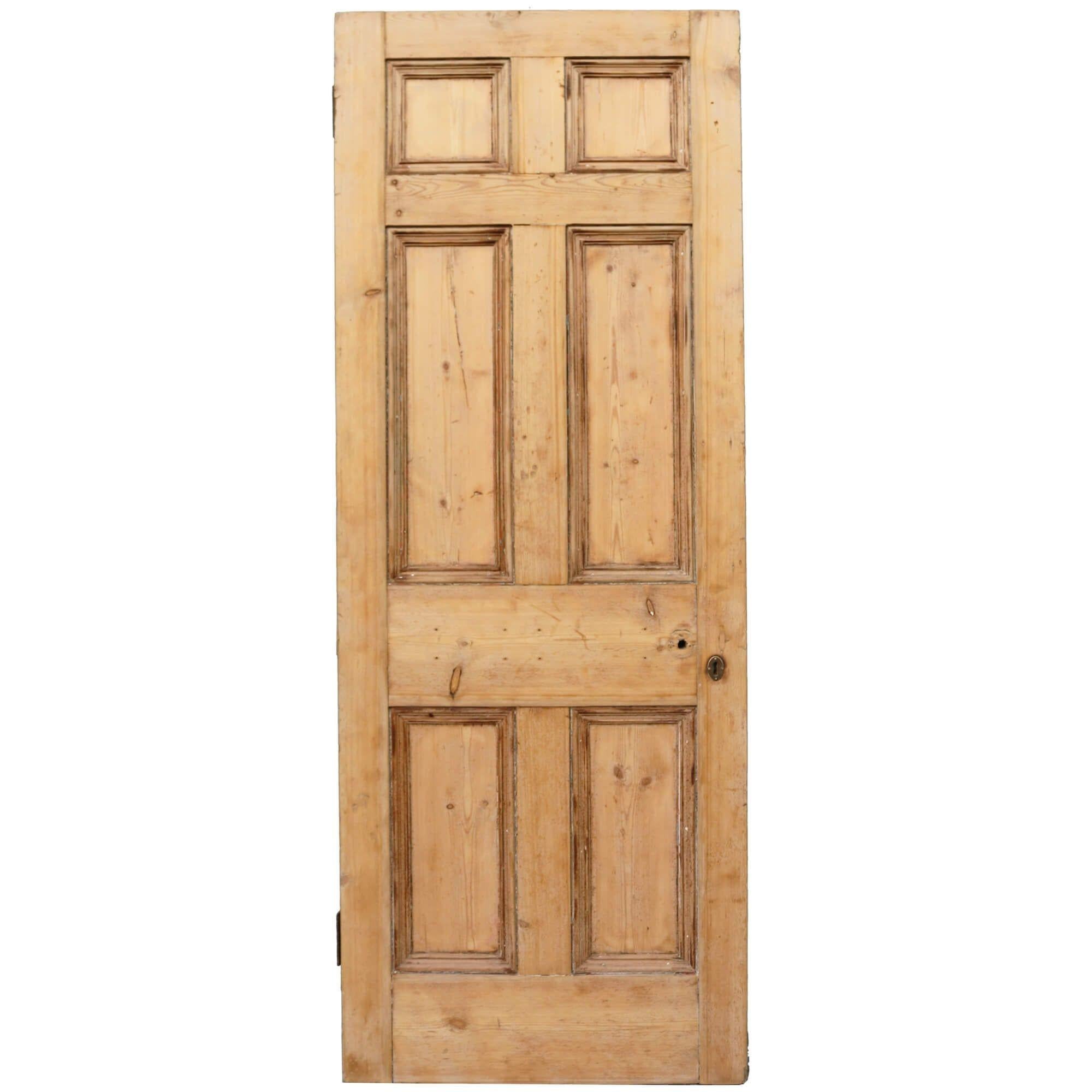 Une porte en pin victorien à 6 panneaux de bonne qualité, récupérée, pour un usage intérieur ou extérieur. Datant des années 1890, cette porte ancienne comporte 6 panneaux de chaque côté, construits dans des styles différents de part et d'autre