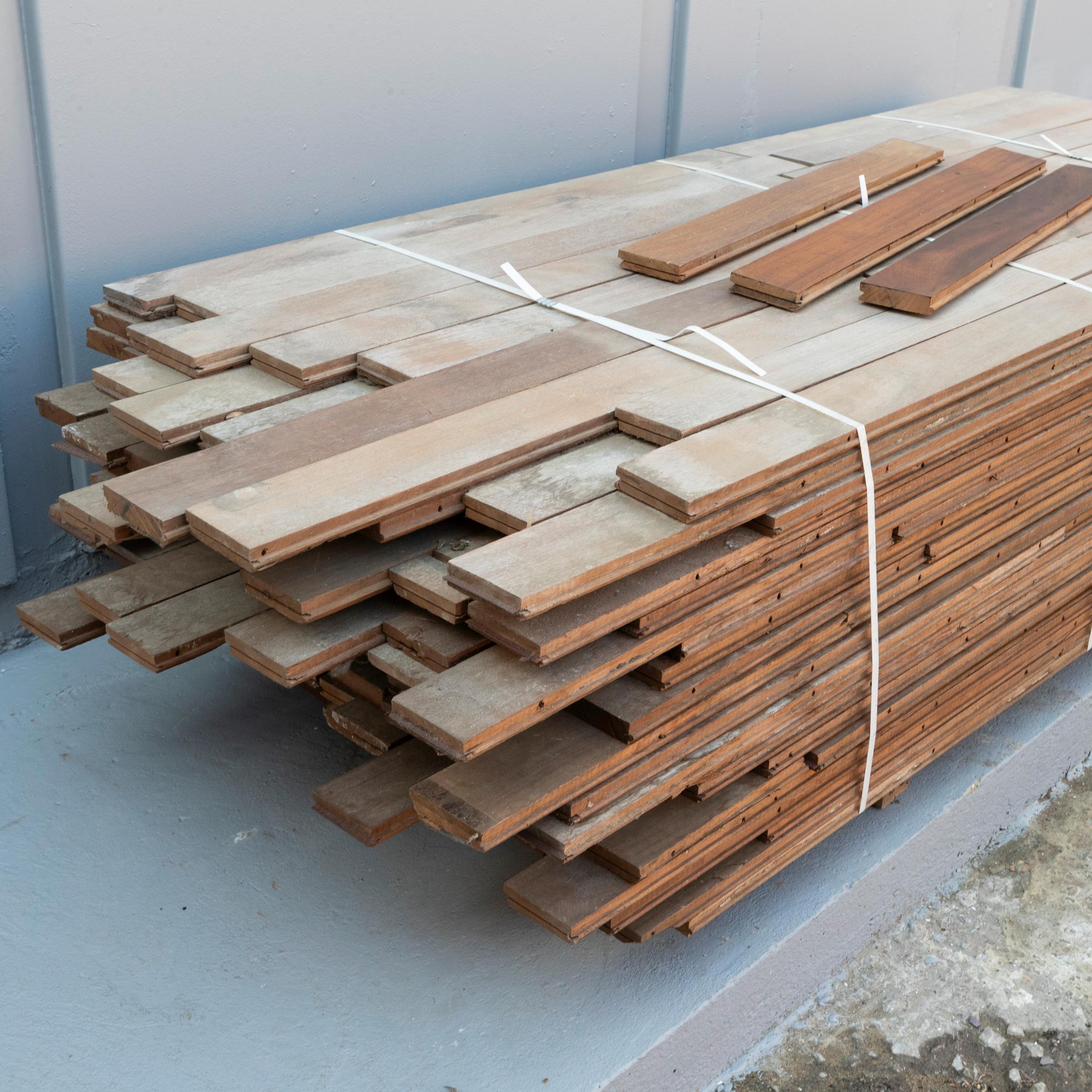 Lames de parquet en bois dur africain recyclé 600m² disponibles Bon état - En vente à Ware, GB
