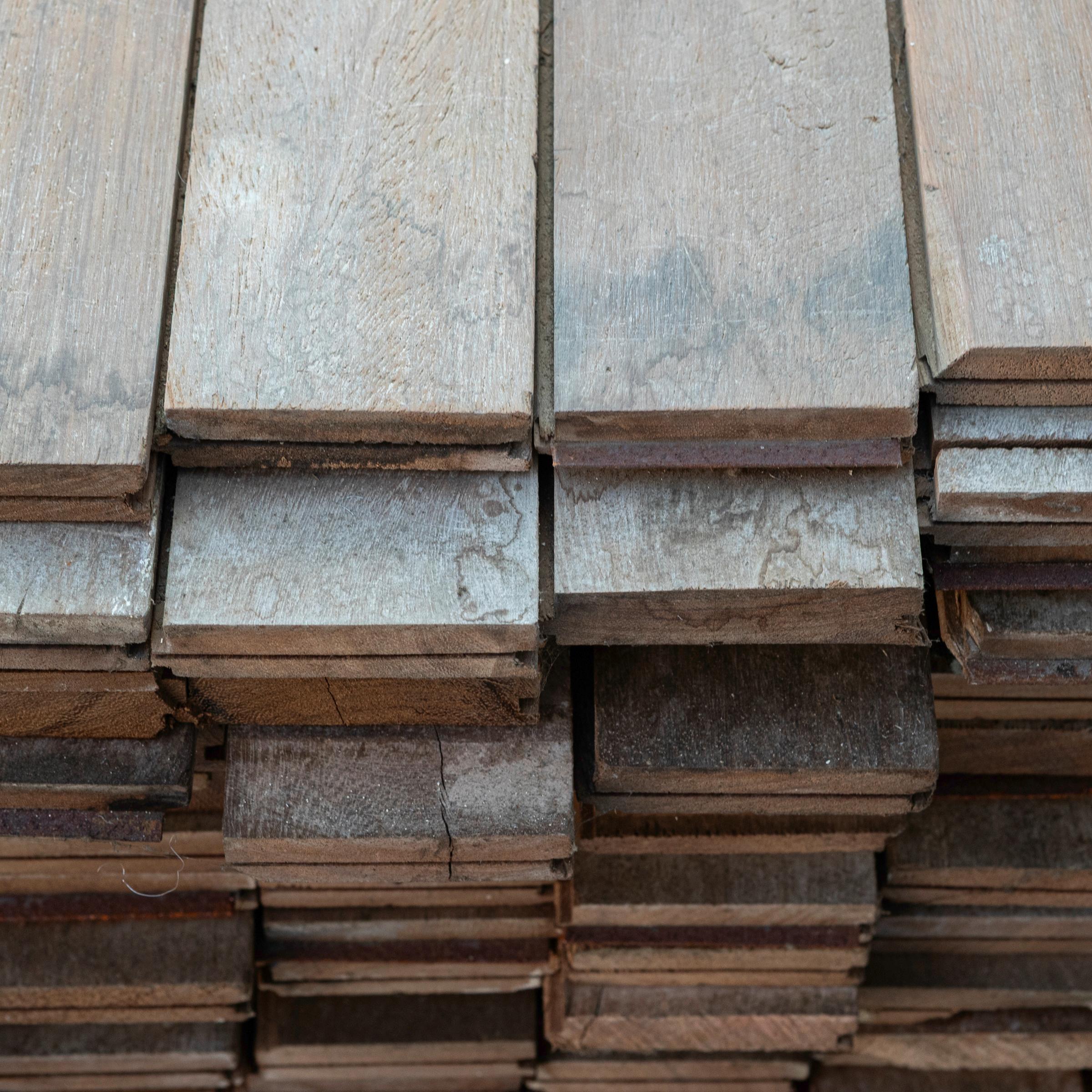 Lames de parquet en bois dur africain recyclé 600m² disponibles en vente 1