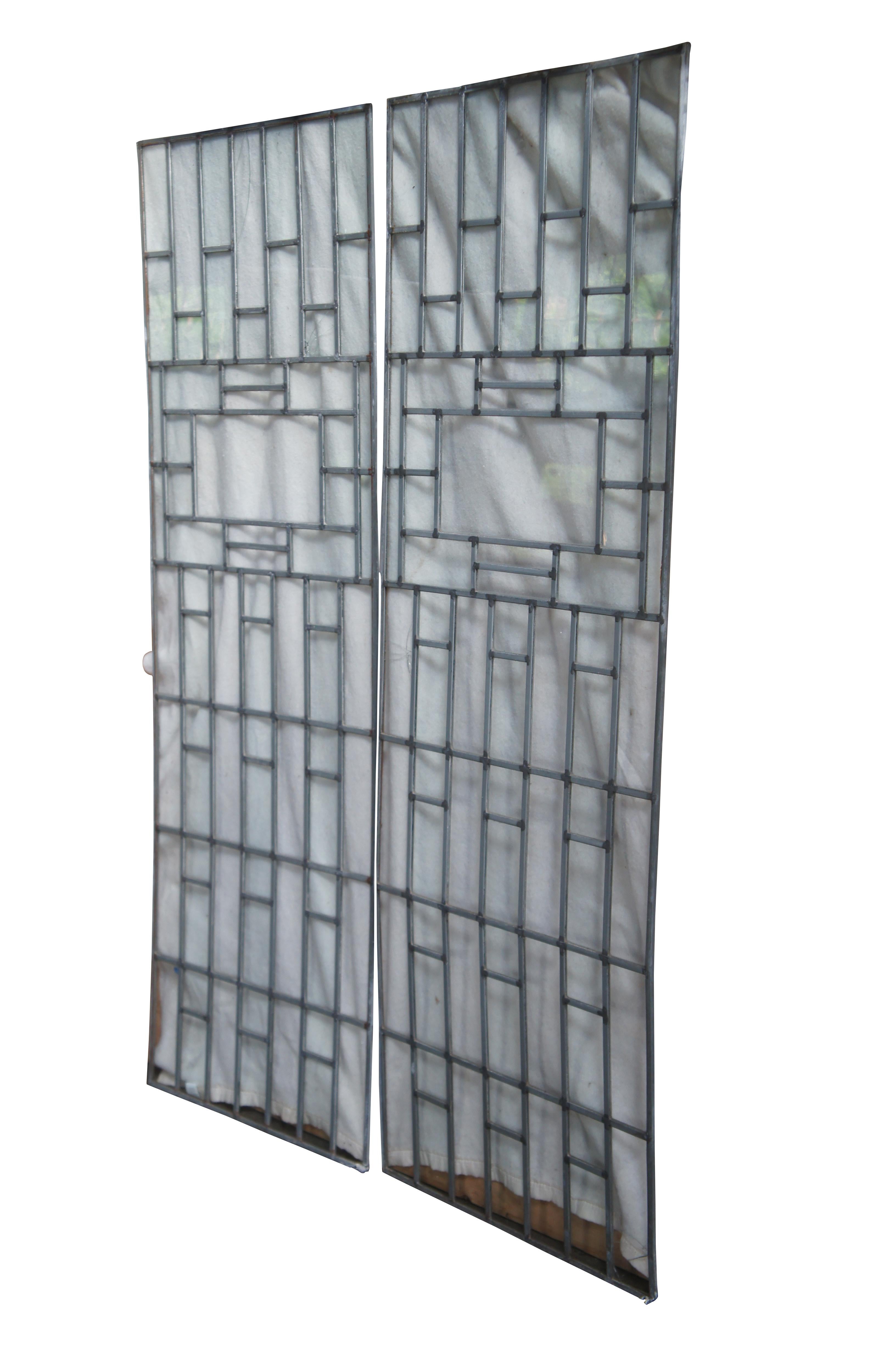 Un'antica coppia di vetrate piombate dell'inizio del XX secolo. Presenta un design in stile Frank Lloyd Wright / Prairie con pannelli geometrici. Ideale per l'utilizzo in una porta o come luce laterale.

Dimensioni:
22 7/8