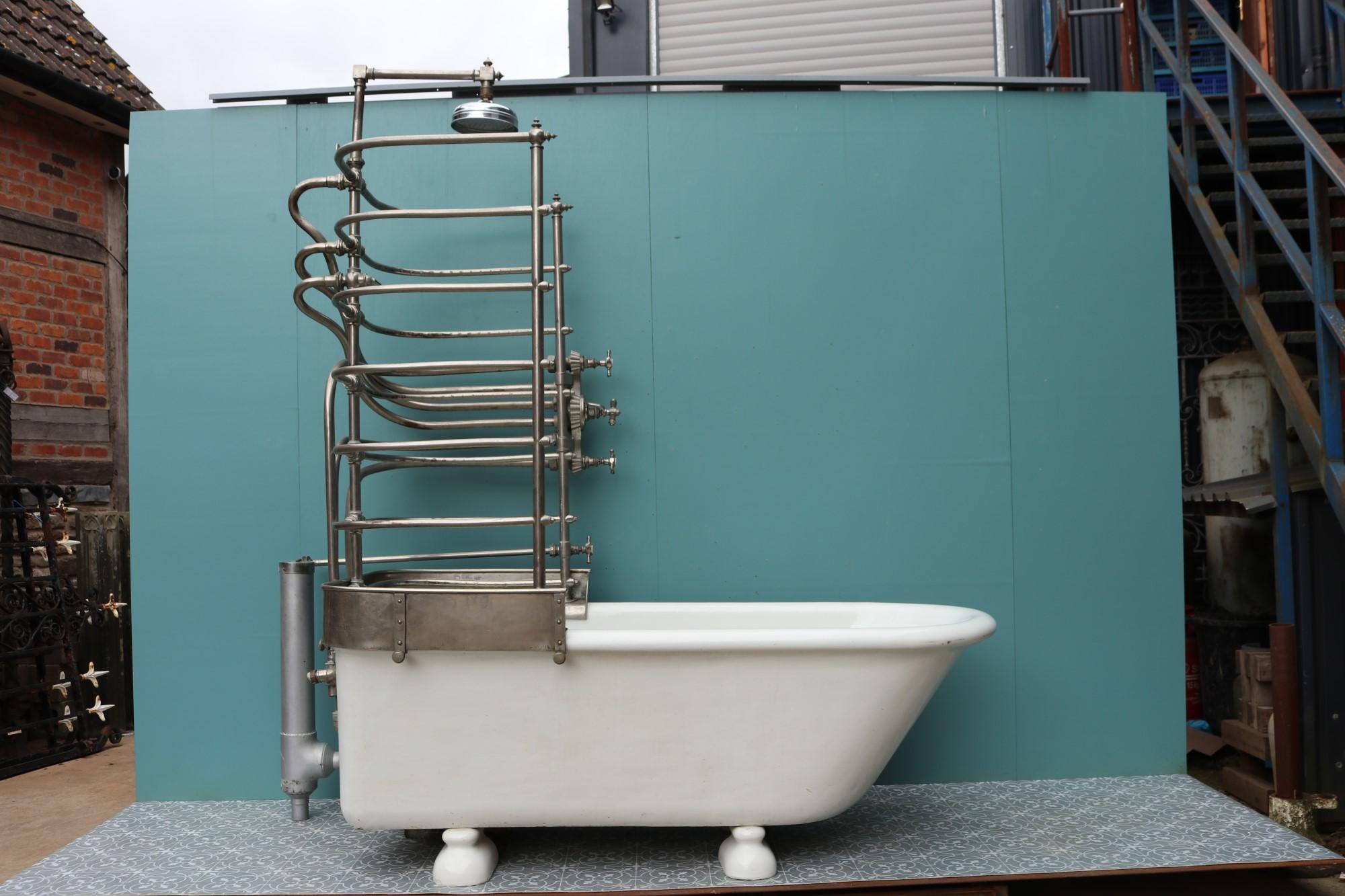 Eine sehr ungewöhnliche Badewanne mit Vordach, die aus einem großen Privathaus in London geborgen wurde. Die glasierte Steingutwanne stammt von Rufford & Co, die Metallteile von Low & Duff Ltd, Edinburgh. Ausgestattet mit einem Stangenabfluss. Diese