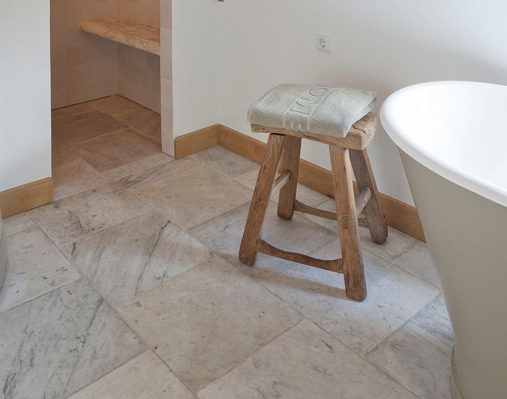 These beautiful reclaimed antique Carrara marble floor tiles are
recuperated out of old castles and mansions.

They are from the 18th, 19th and 20th century and we have
different lots and dimensions available.